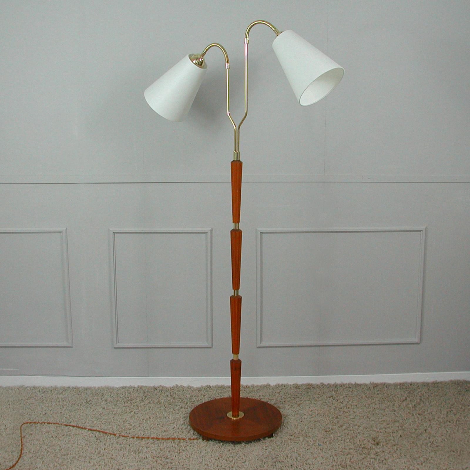 Milieu du XXe siècle Lampadaire moderniste organique suédois en teck et laiton des années 1940 en vente