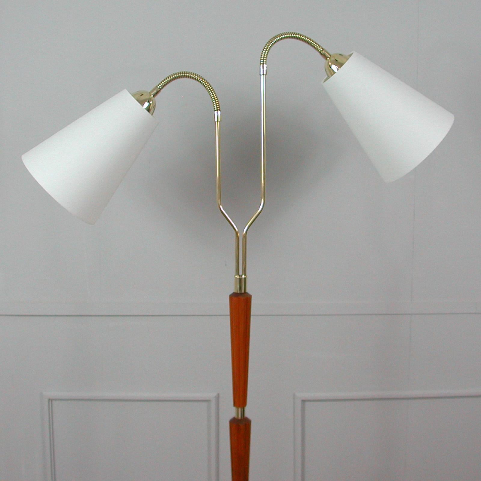Lampadaire moderniste organique suédois en teck et laiton des années 1940 en vente 1