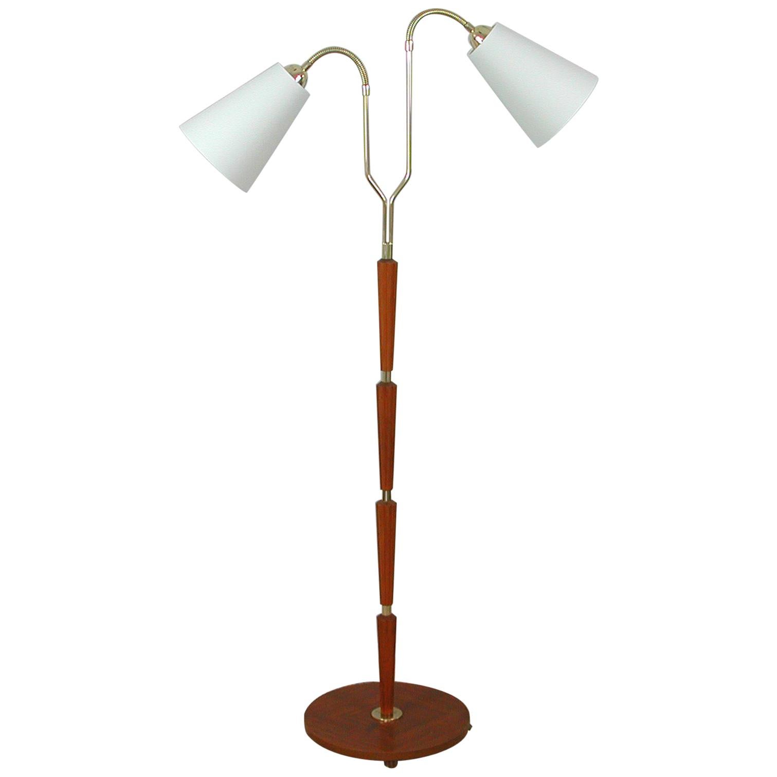 Lampadaire moderniste organique suédois en teck et laiton des années 1940