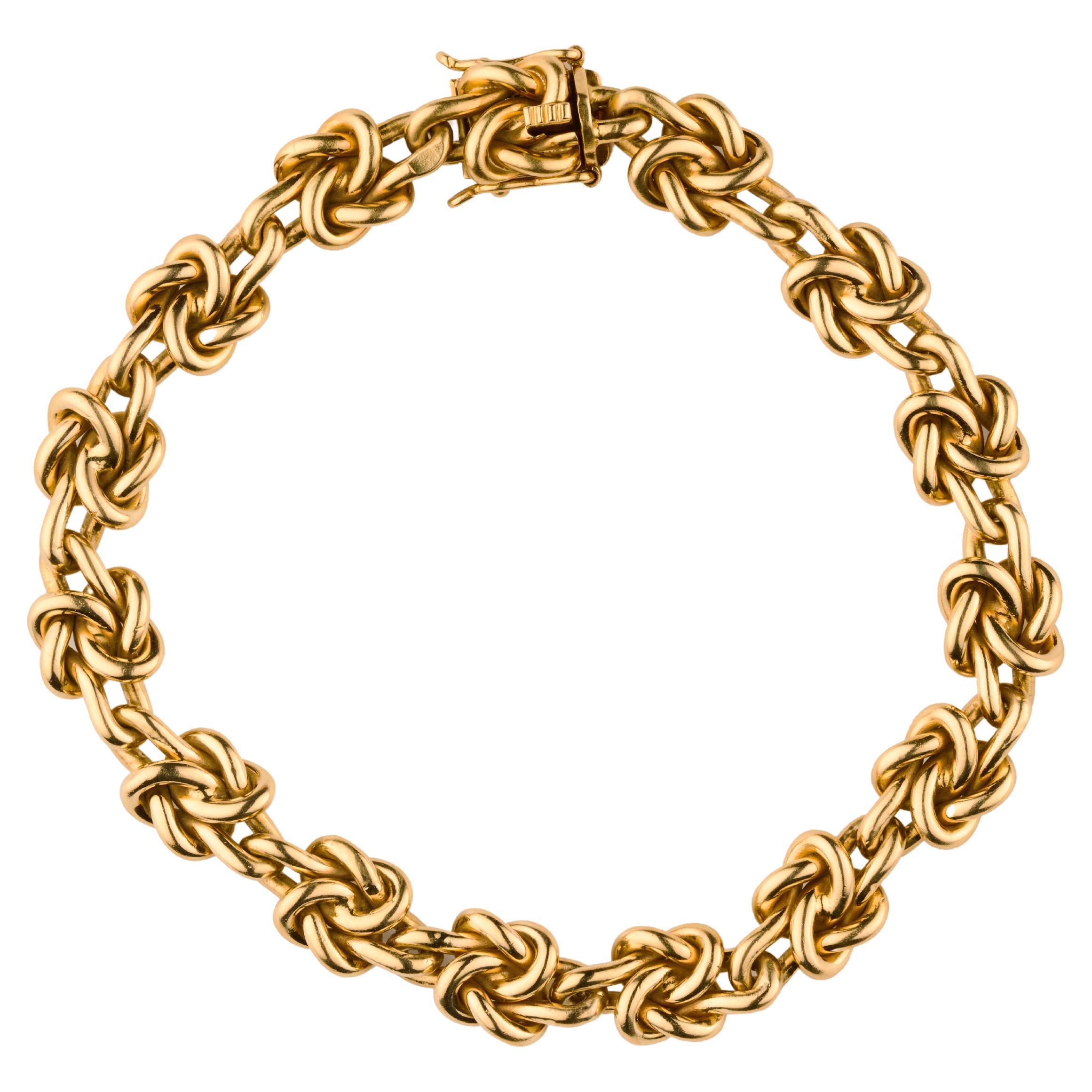 Bracelet suédois en or jaune des années 1950 "nœud d'amour véritable". en vente