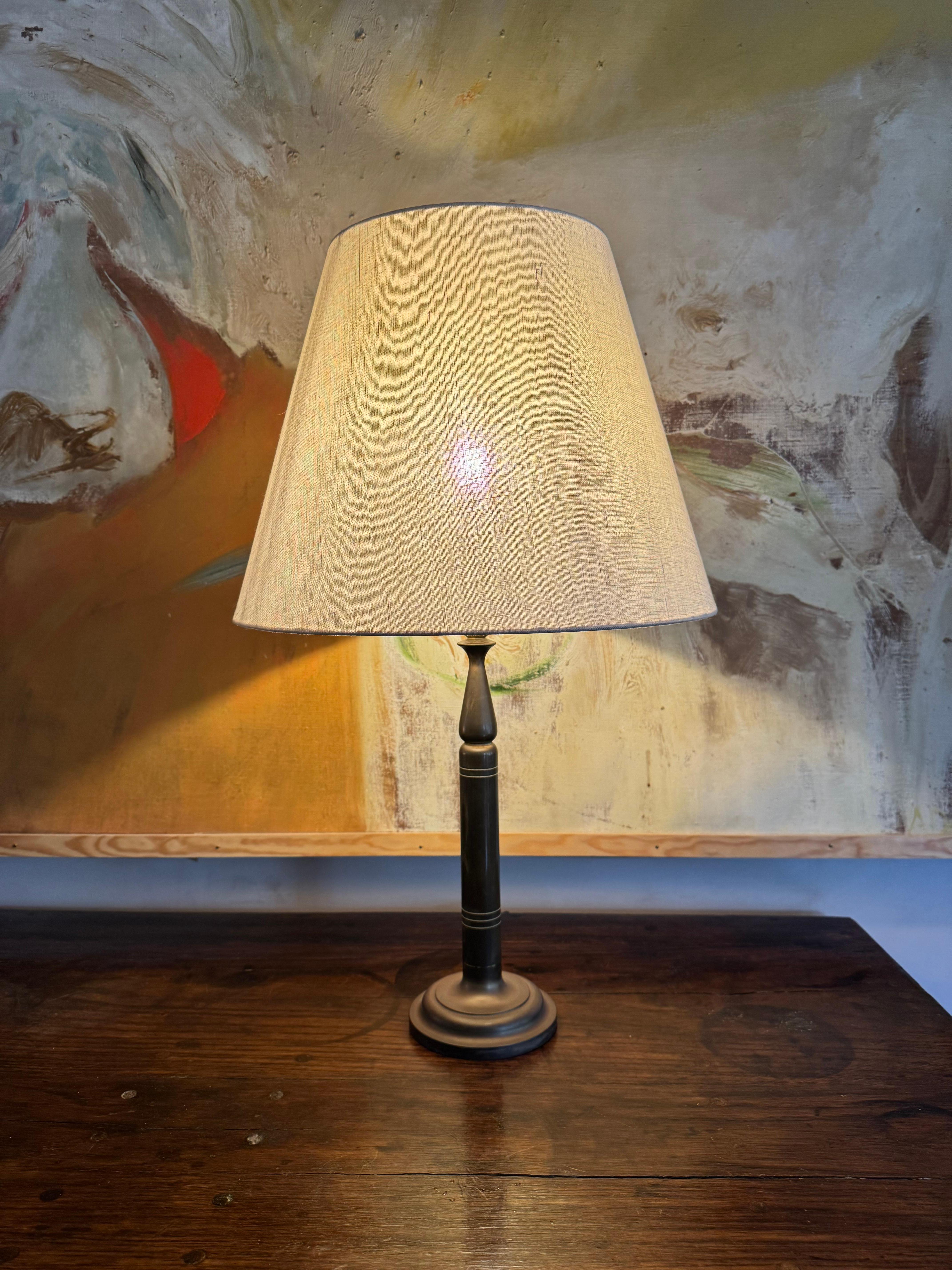An elegant Swedish bronze metal table lamp c.1950’s. Rewired and PAT tested. Shade for display.