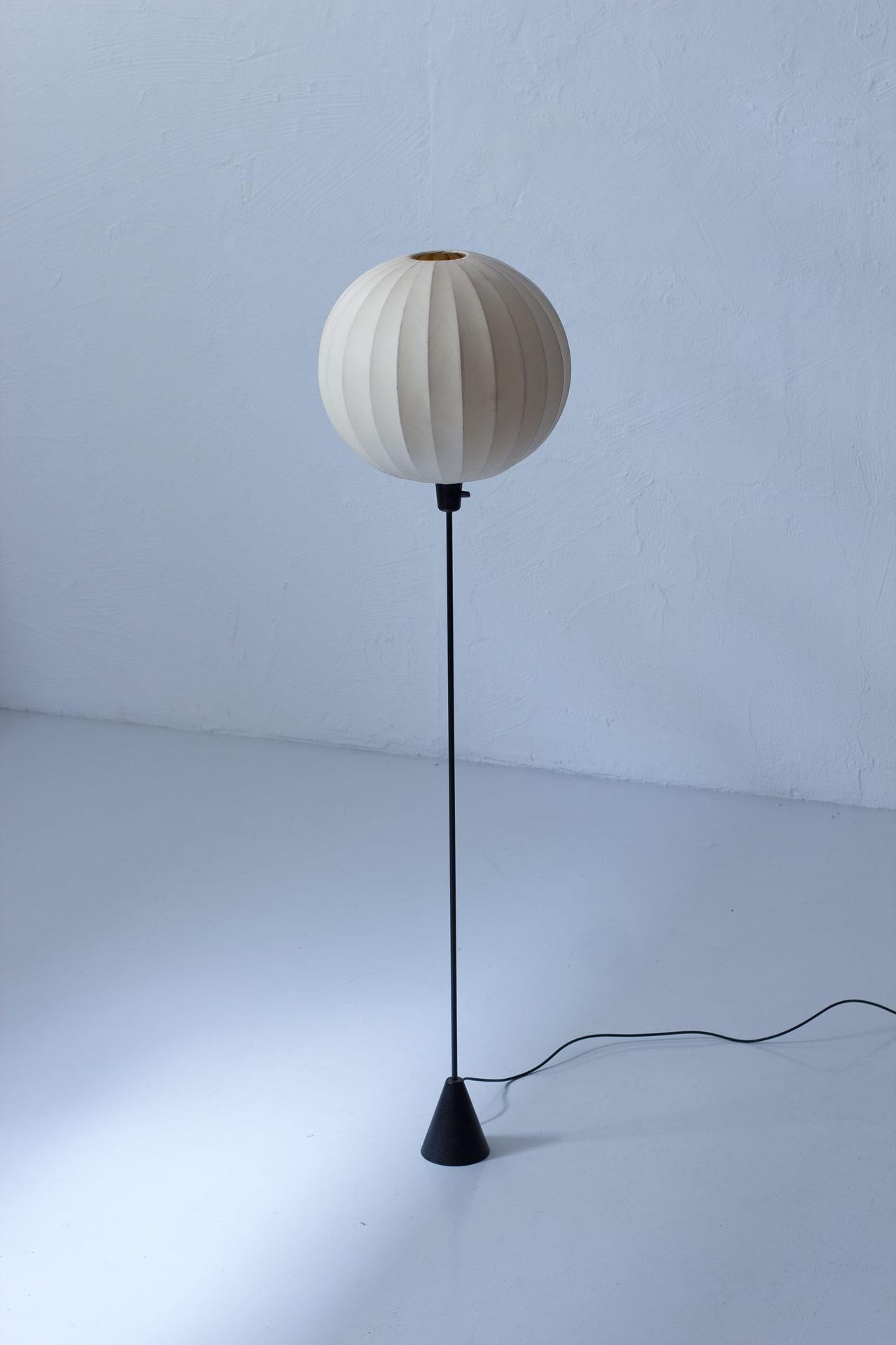 Striking Mid-Century Swedish floor lamp manufactured by ASEA Belysning during the 1950s.The lamp is made from a cocoon (sprayed plastic technique) shade with a cast iron base and a metal stem. It provides a warm light.
New electricity with original