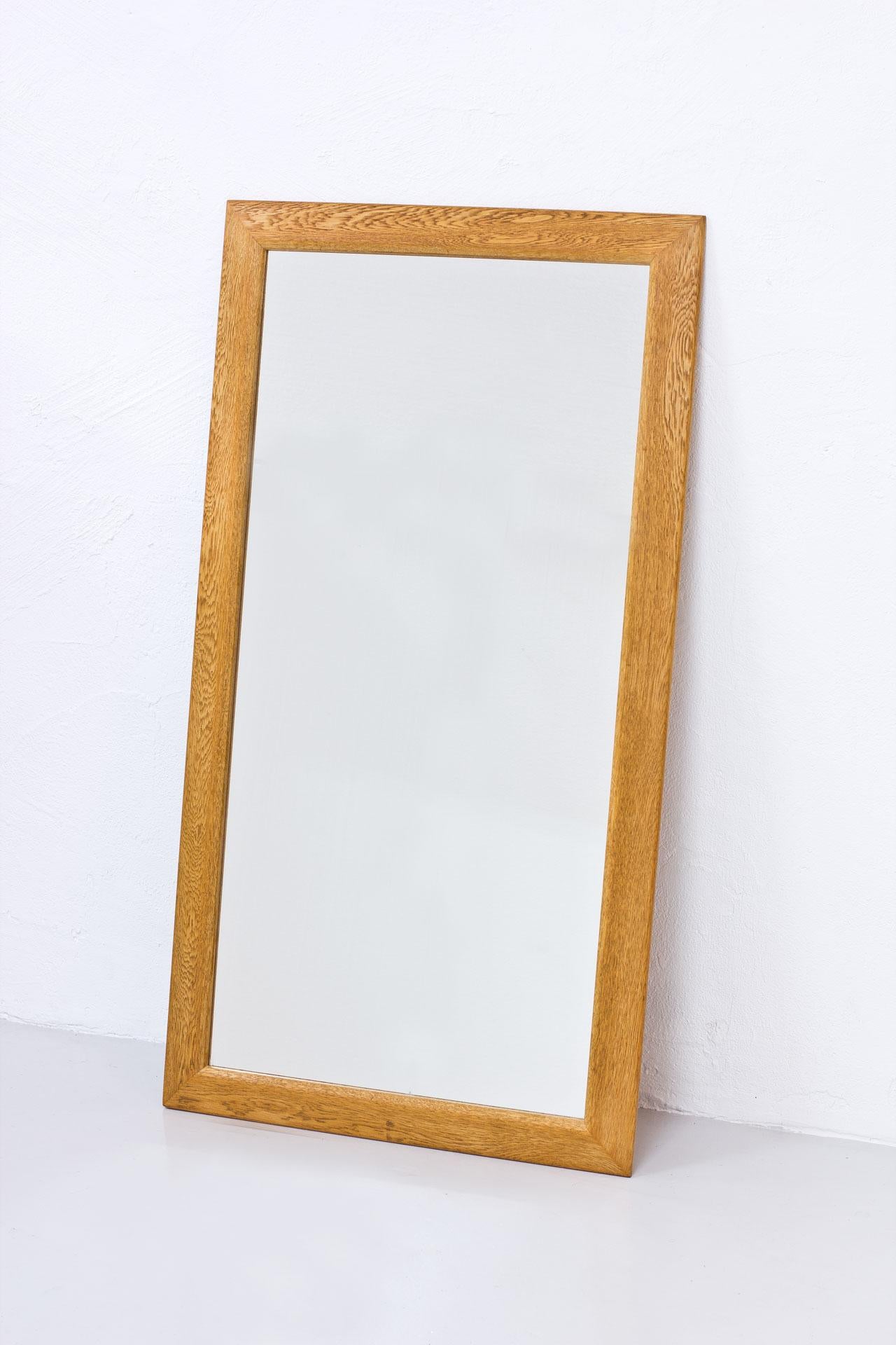 Large oak wall mirror, manufactured
by Fröseke AB Nybrofabriken in
Sweden during the 1950s. Oak frame.