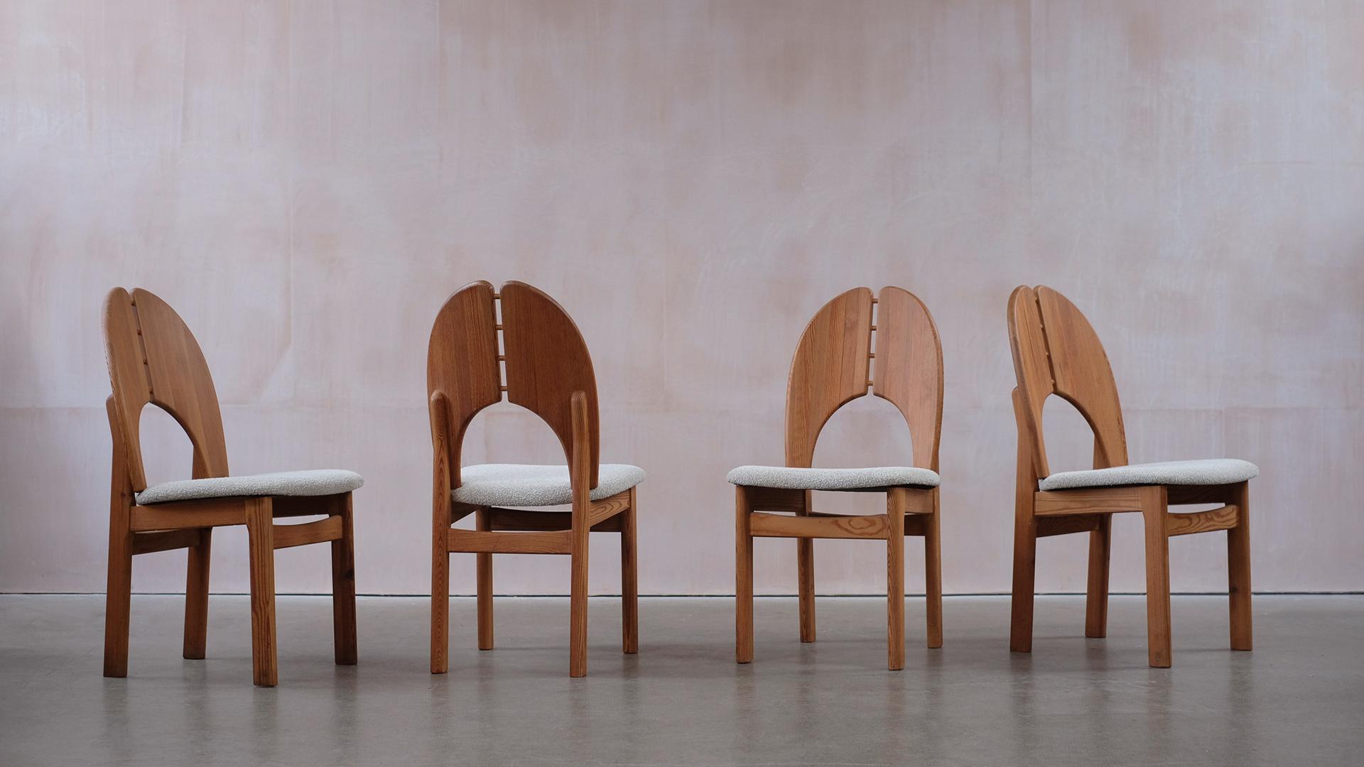 Merveilleux ensemble de chaises suédoises en pitch pine avec un motif de grain saisissant et une patine étonnante. Reupholstered in a boucle by Kirkby design. Très sculptural et de grande qualité. Les chaises ne sont pas attribuées à un designer ou