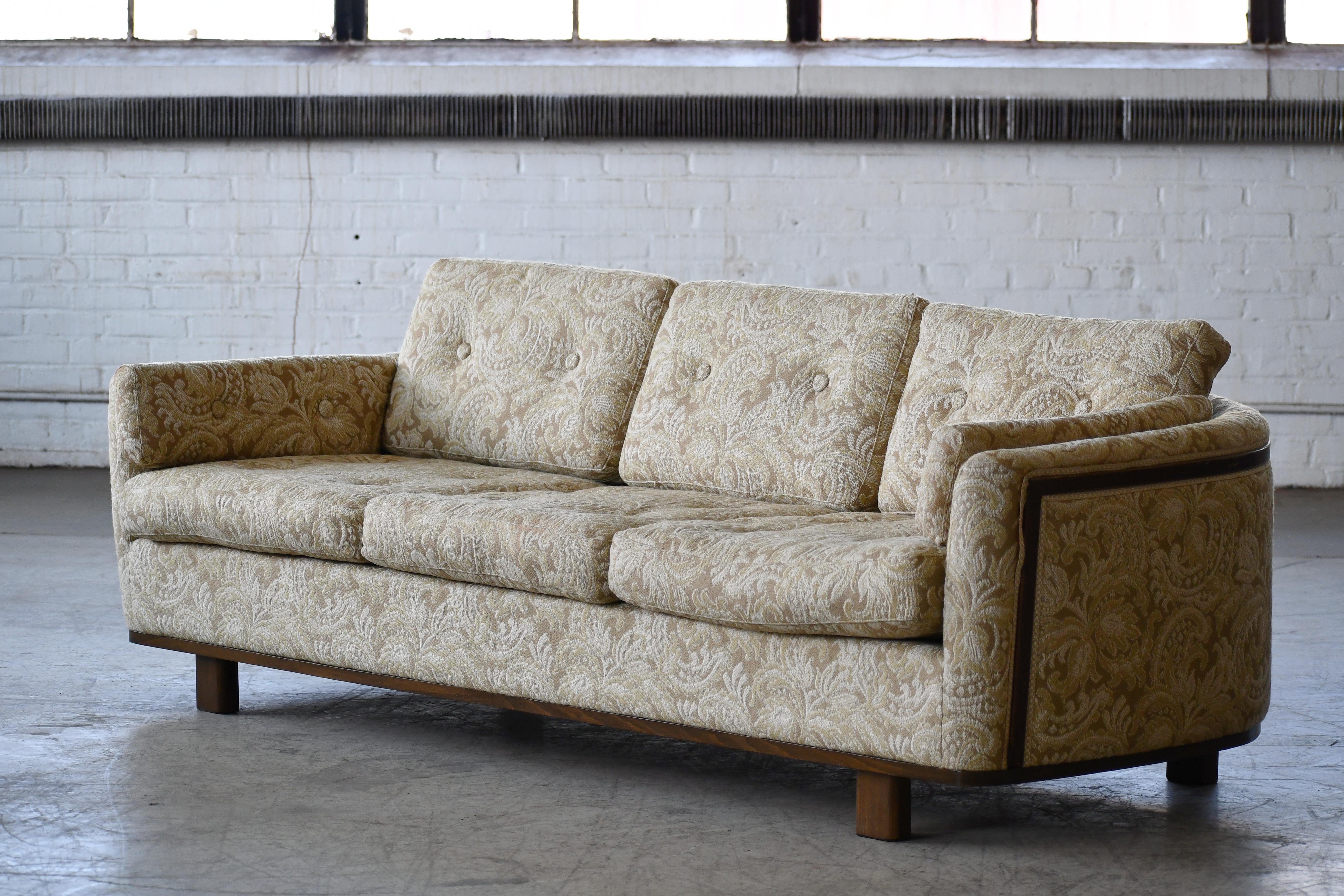 Schwedisches Sofa aus den 1960er Jahren mit hölzernen Akzenten und niedrigen organischen Proportionen im Zustand „Gut“ im Angebot in Bridgeport, CT