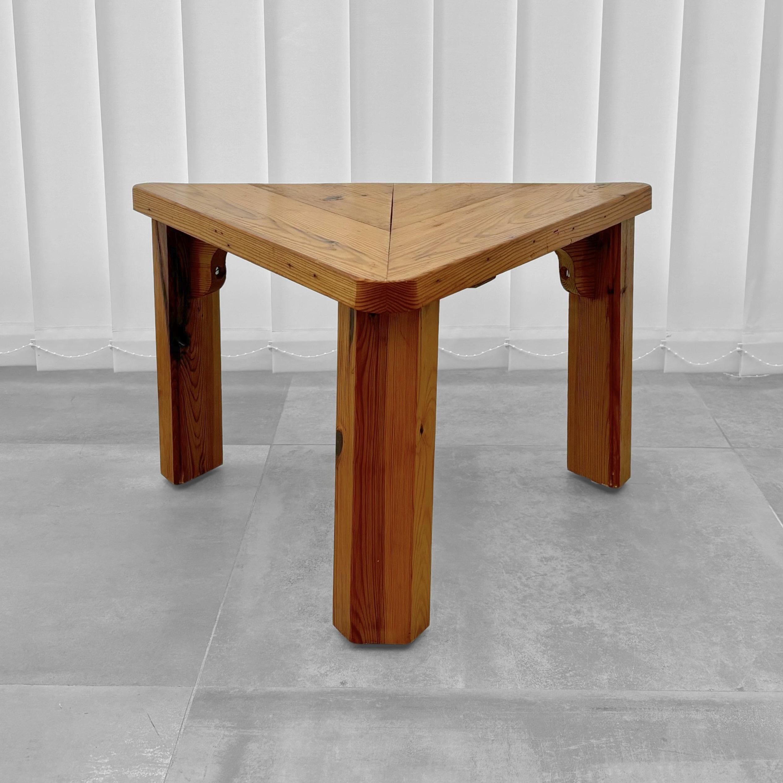 Ein modernistischer Tisch aus Kiefernholz mit einer dreieckigen Tischplatte, die auf drei rustikalen Beinen ruht. In den 1970er Jahren in Schweden handgefertigt. Die Form und nicht zuletzt die Wahl des Materials sind typisch für schwedisches Design