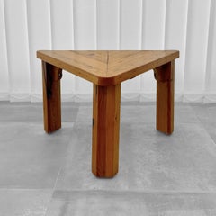 Schwedischer dreieckiger Beistelltisch aus massivem Kiefernholz aus den 1970er Jahren