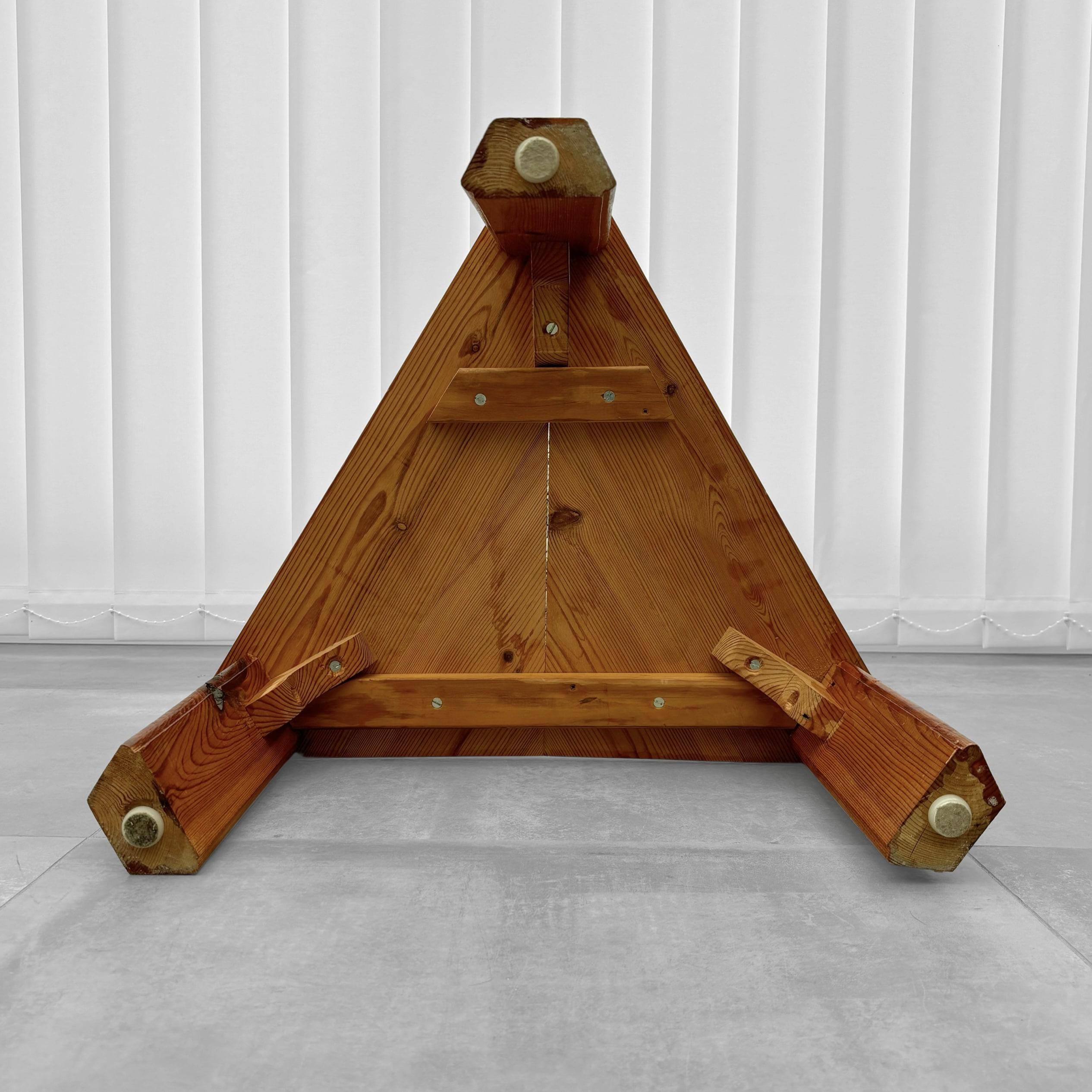 Schwedischer dreieckiger Beistelltisch aus massivem Kiefernholz aus den 1970er Jahren (Ende des 20. Jahrhunderts) im Angebot