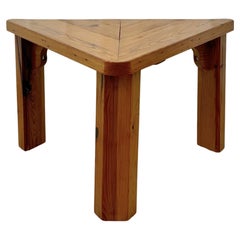 Table d'appoint triangulaire rustique suédoise des années 1970 en pin massif