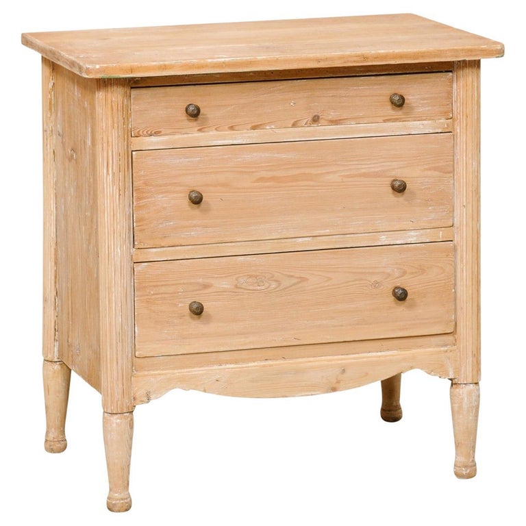Schwedische kleine Kommode aus gebleichtem Holz mit drei Schubladen aus dem 19. Jahrhundert----Klassivgröße! bei 1stDibs Deutschland