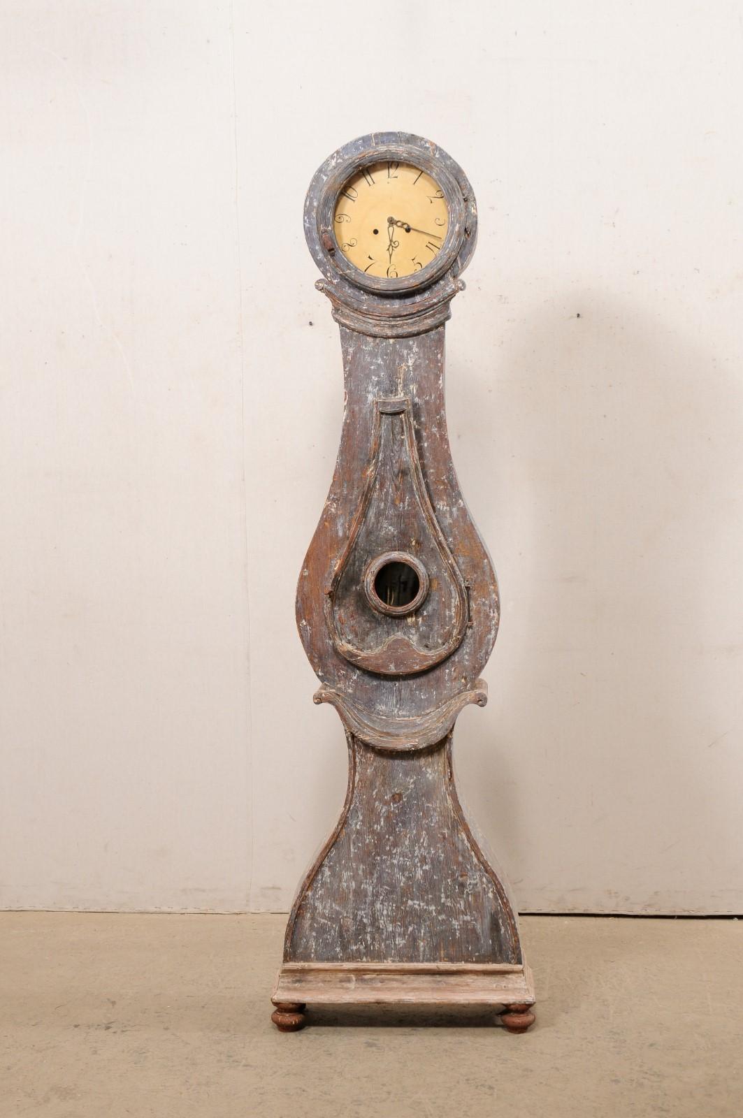 Une horloge suédoise Fryksdahl peinte du 19ème siècle, grattée pour retrouver sa finition d'origine. Cette ancienne horloge Fryksdahl de Suède a une tête arrondie, et conserve sa face métallique d'origine (avec des chiffres peints à la main) et ses