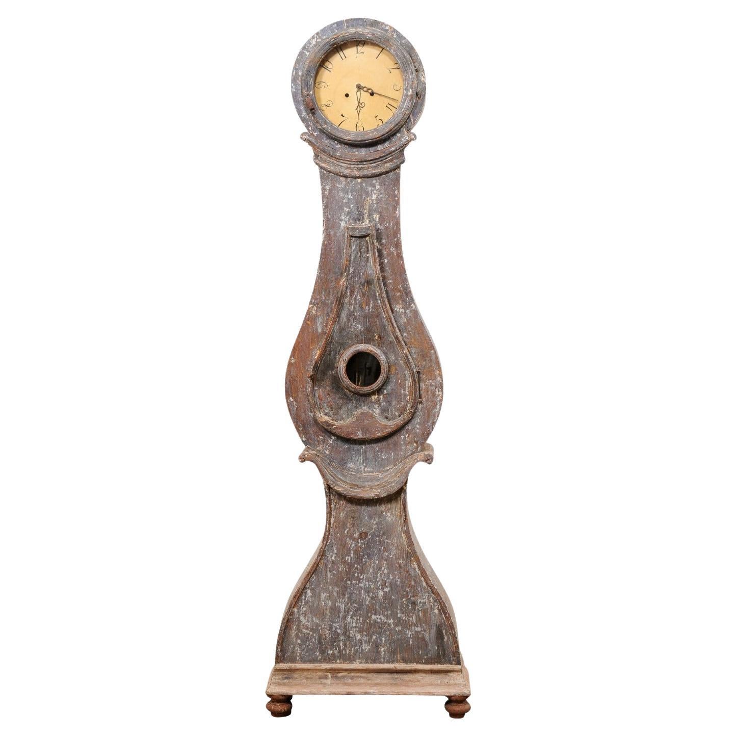 Reloj de pie Fryksdahl sueco del siglo XIX con su esfera y movimientos metálicos originales