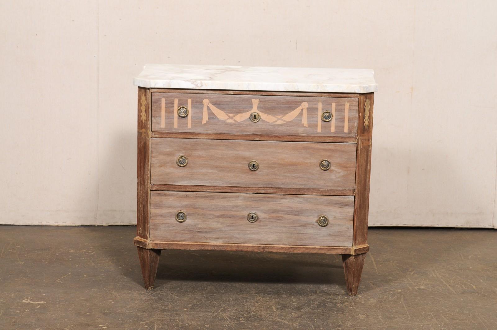 Cassettiera svedese del XIX secolo a 3 cassetti con piano in quarzo Taj Mahal in vendita 7