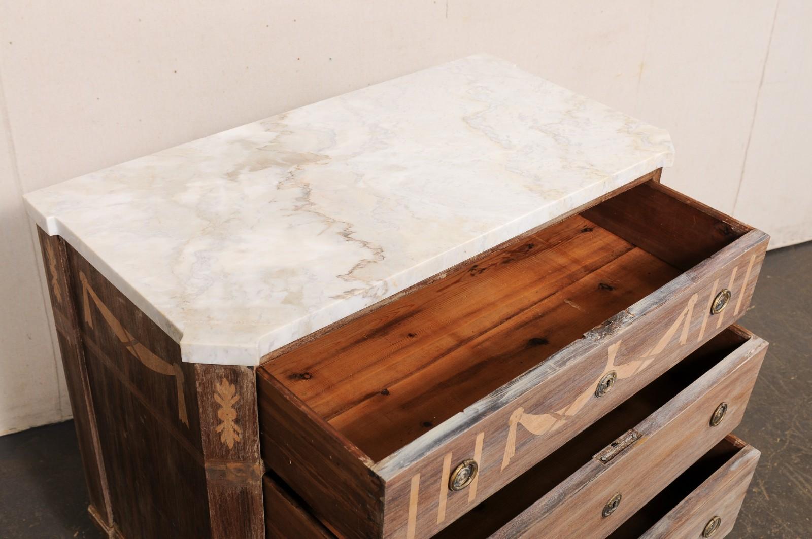 Legno Cassettiera svedese del XIX secolo a 3 cassetti con piano in quarzo Taj Mahal in vendita