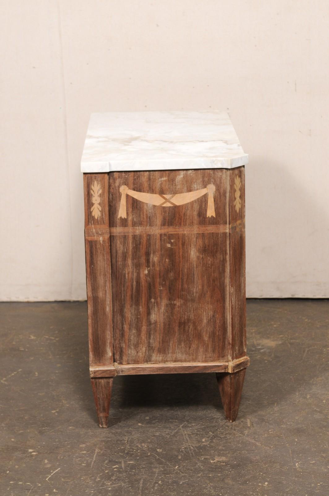 Cassettiera svedese del XIX secolo a 3 cassetti con piano in quarzo Taj Mahal in vendita 1