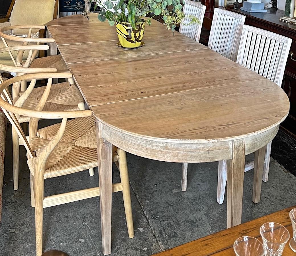 Dieser einzigartige 3-teilige Esstisch aus dem 19. Jahrhundert ist sehr vielseitig einsetzbar. Er besteht aus 2 End-Demi-Lunes (H30''; L19.5''; D39'';) und einem mittleren Drop-Table (H30''; L26''; D39