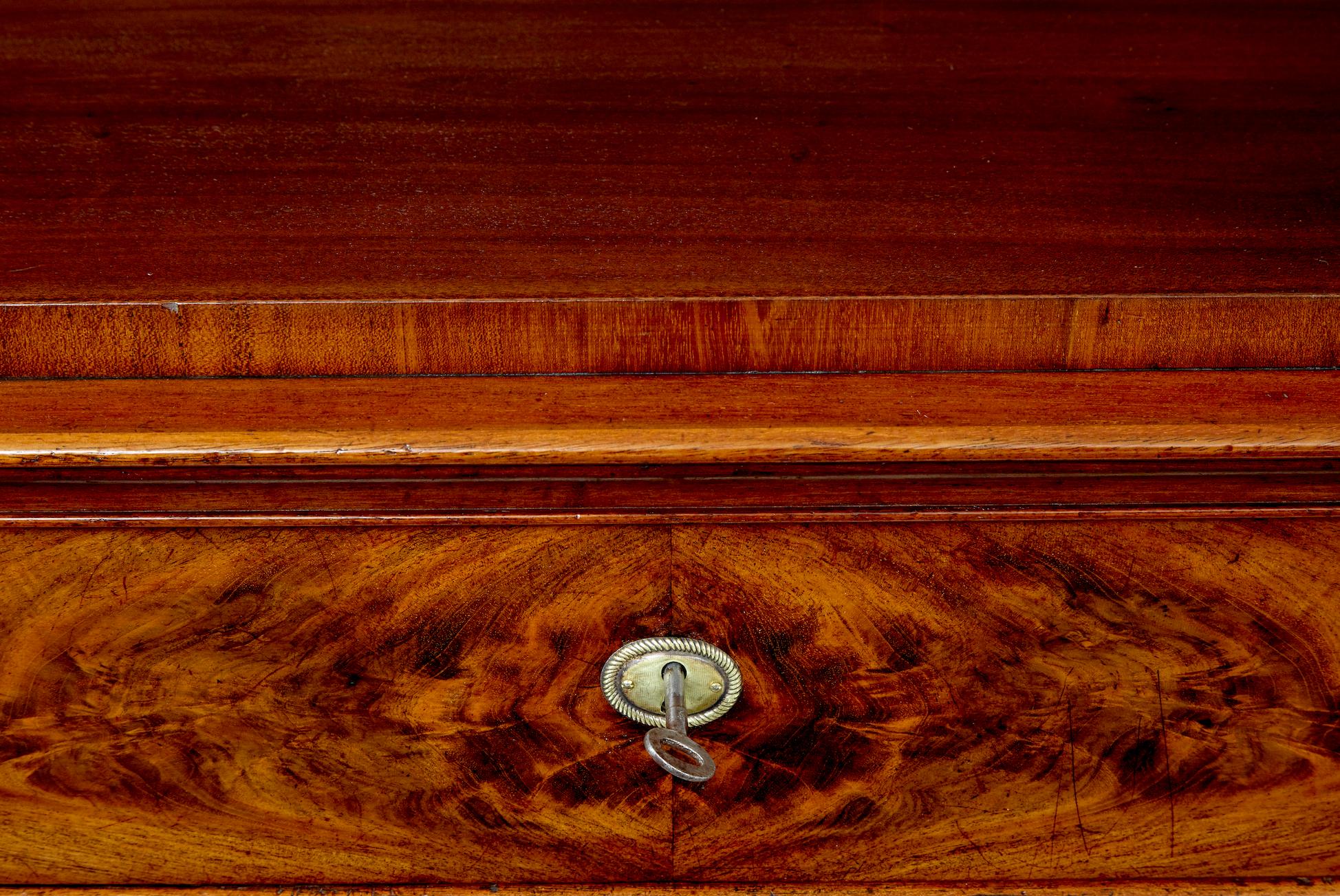 Swedish 19th century 5 drawer chest of drawers For Sale 1