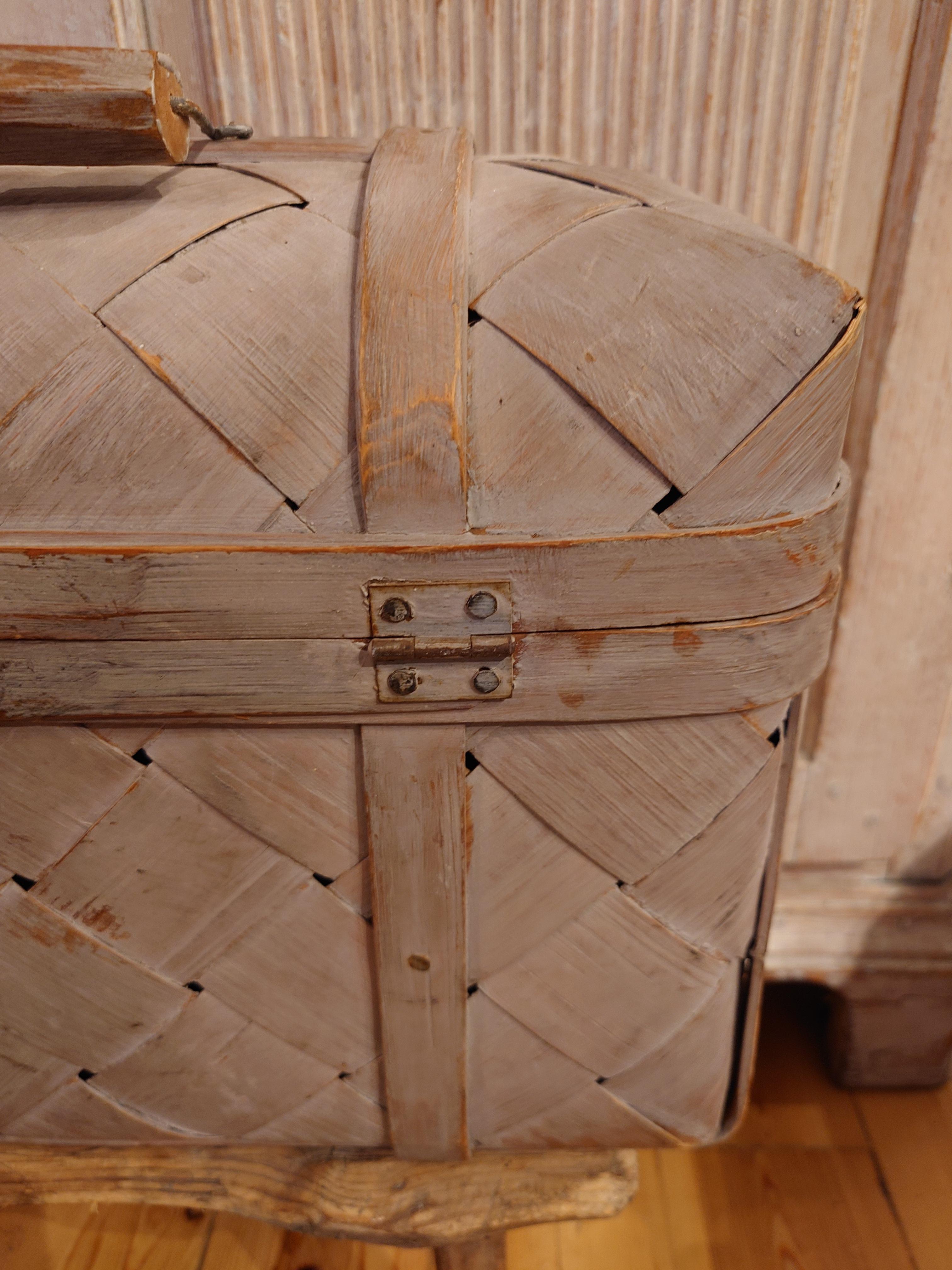 Swedish 19th century antique rustic country woven pine basket  original paint For Sale 3