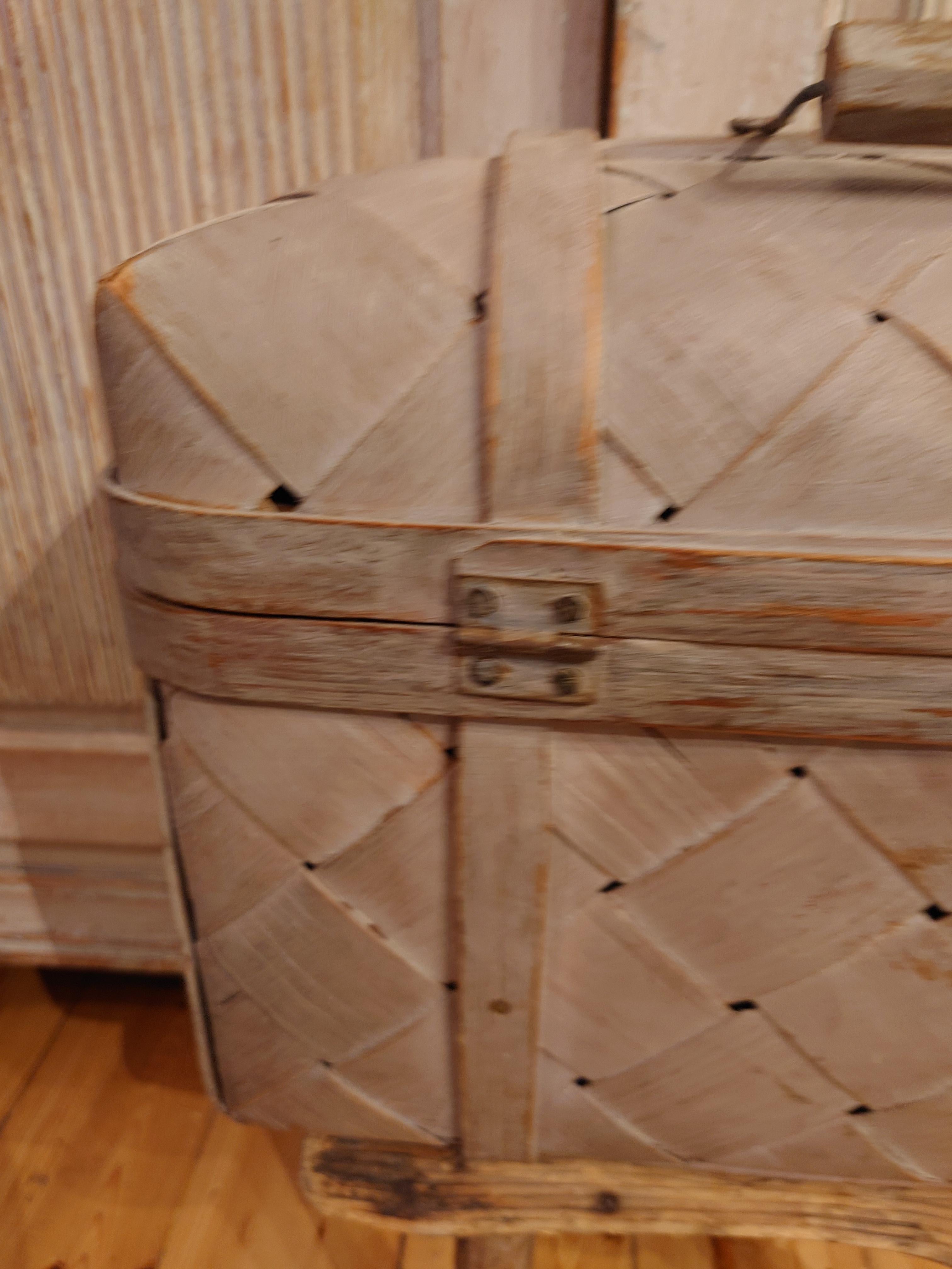 Swedish 19th century antique rustic country woven pine basket  original paint For Sale 6