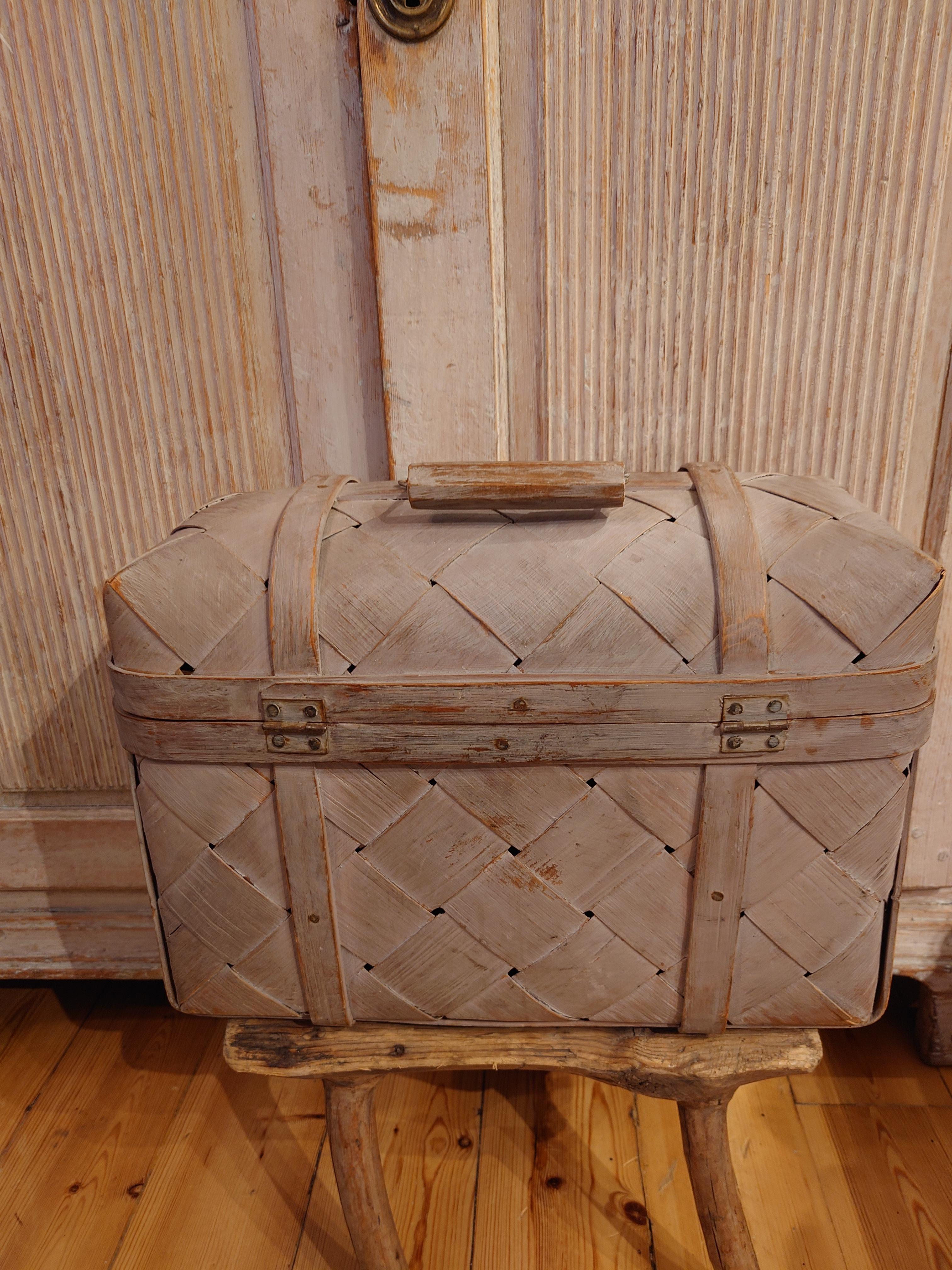 Swedish 19th century antique rustic country woven pine basket  original paint For Sale 7