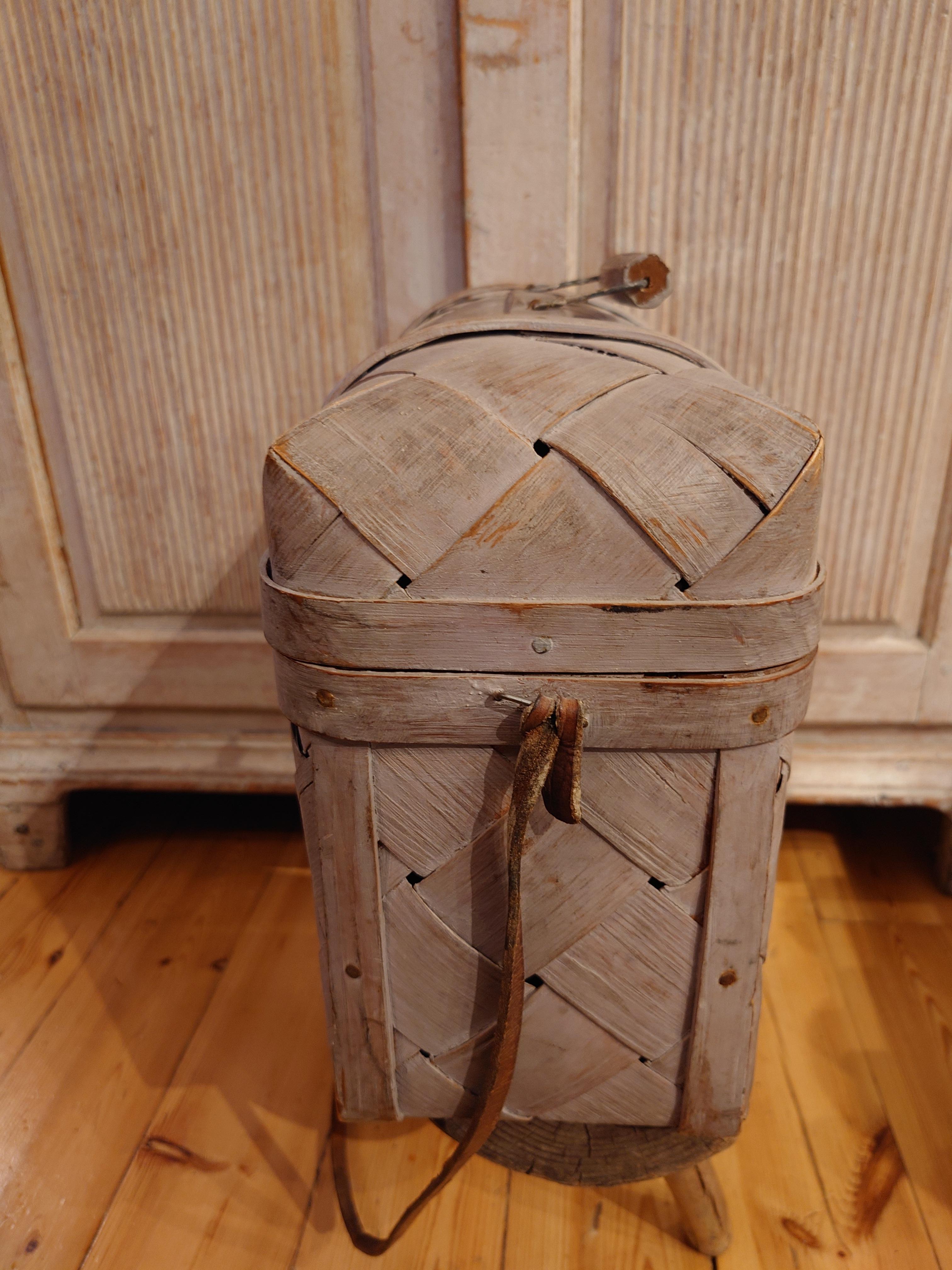 Swedish 19th century antique rustic country woven pine basket  original paint For Sale 8
