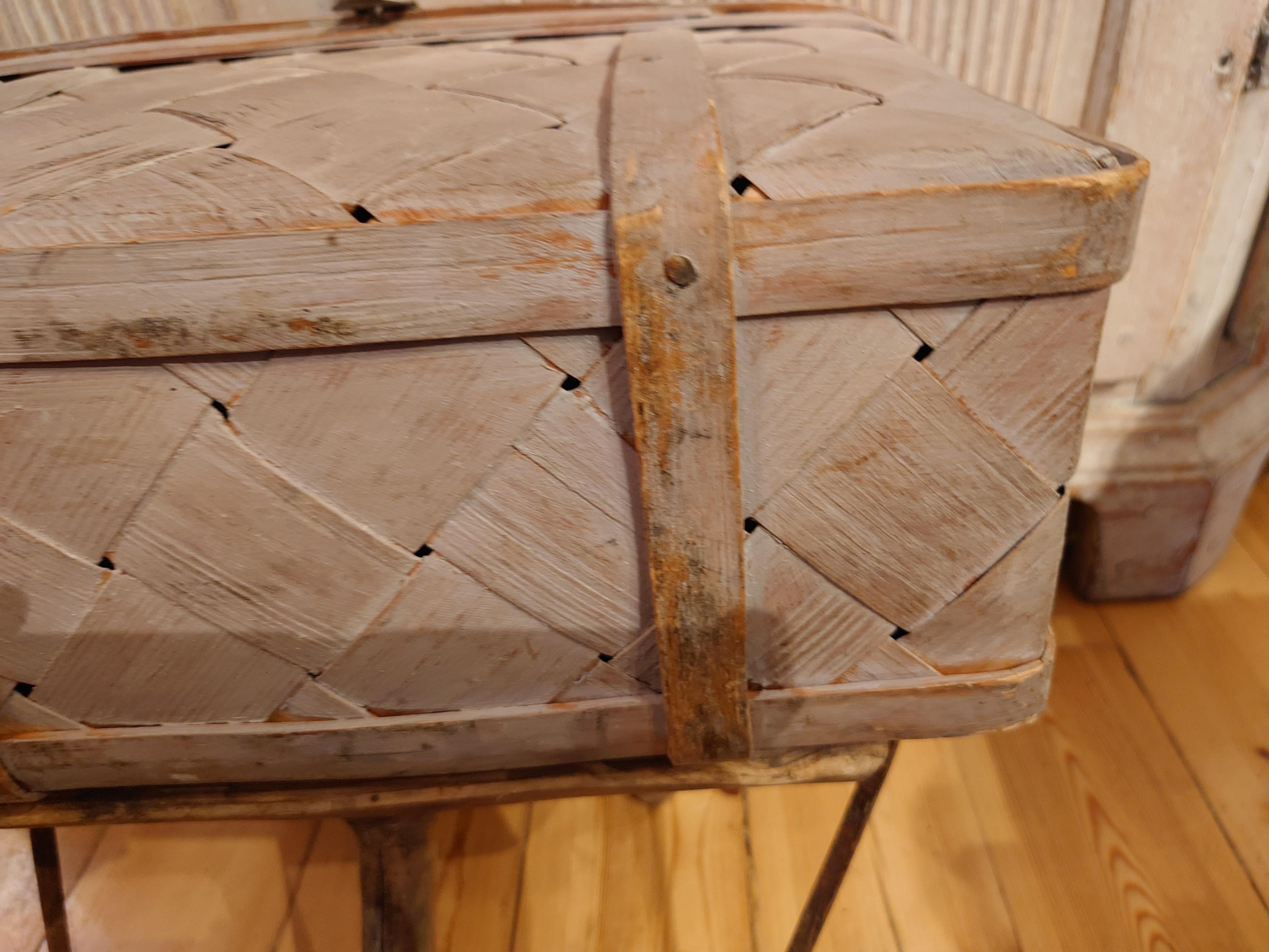 Swedish 19th century antique rustic country woven pine basket  original paint In Good Condition For Sale In Boden, SE