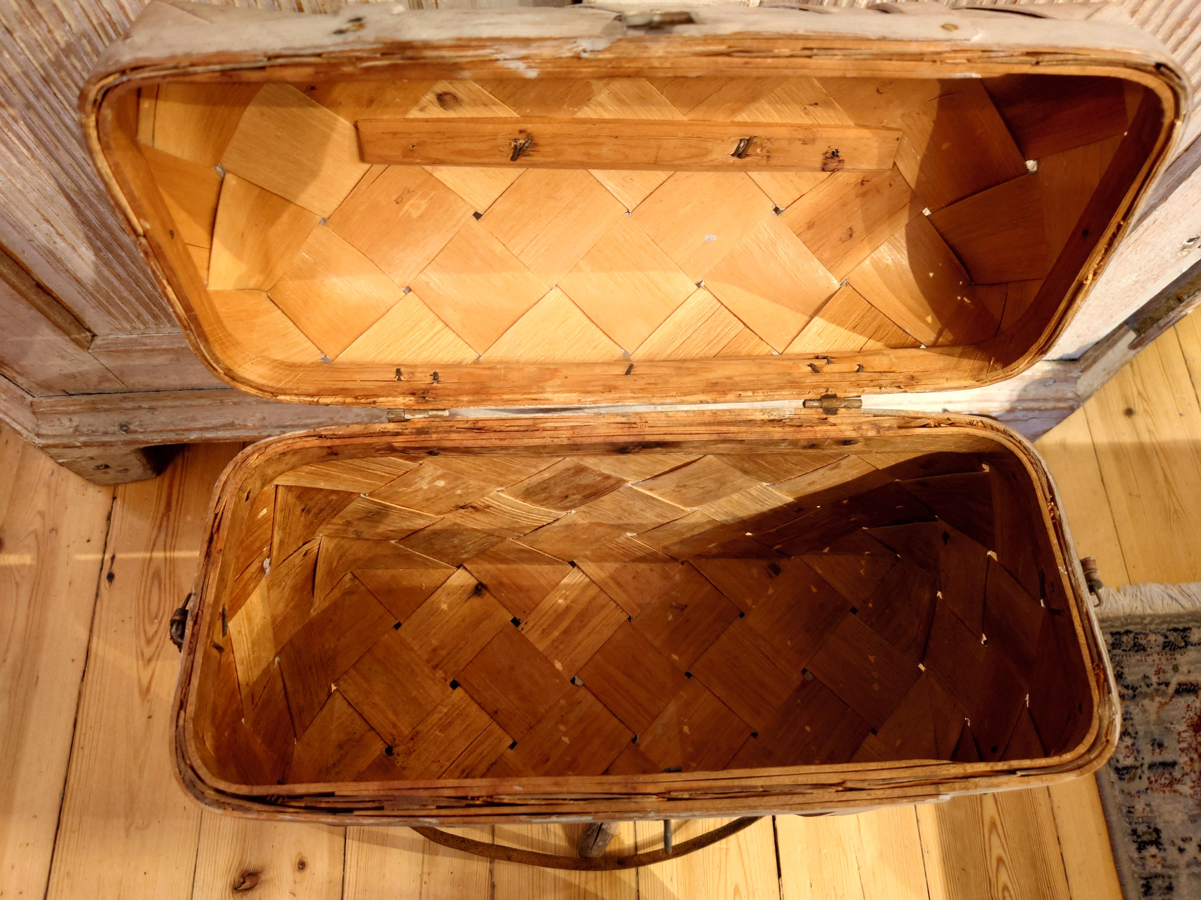 Swedish 19th century antique rustic country woven pine basket  original paint For Sale 1