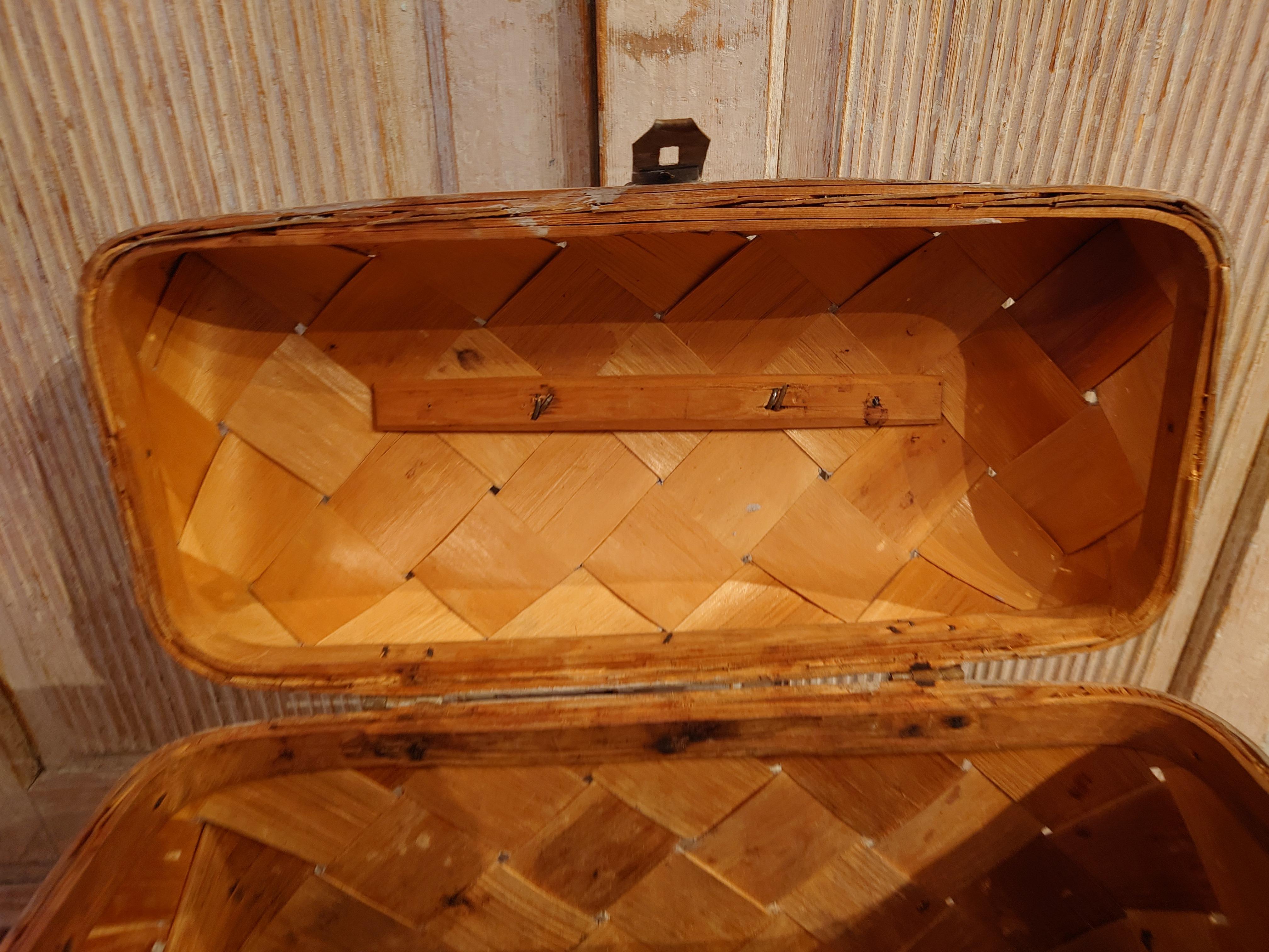 Swedish 19th century antique rustic country woven pine basket  original paint For Sale 2