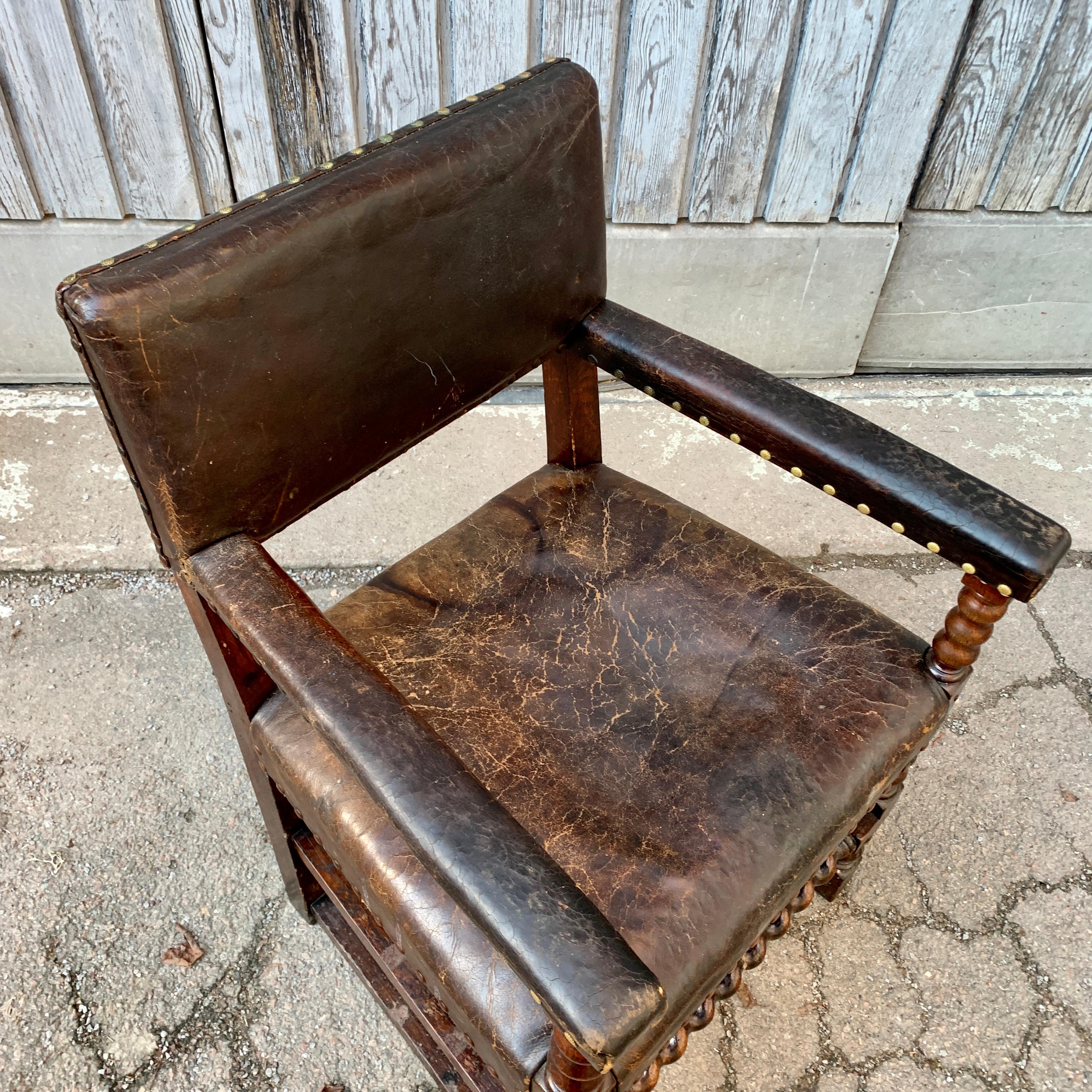 Sculpté à la main Fauteuil suédois en cuir baroque du XIXe siècle en vente