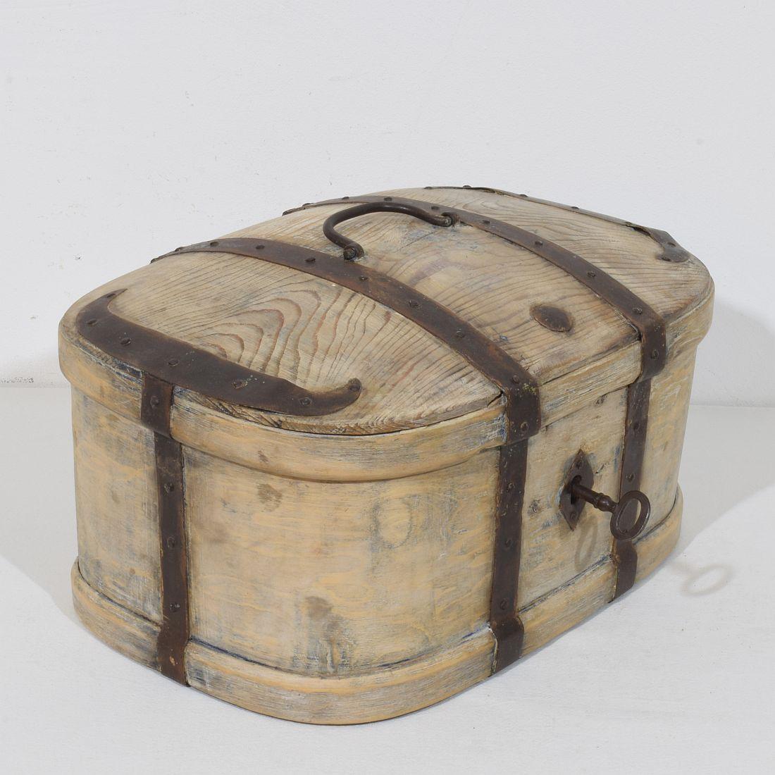 Artisanat Coffre de voyage en bois suédois du XIXe siècle en vente