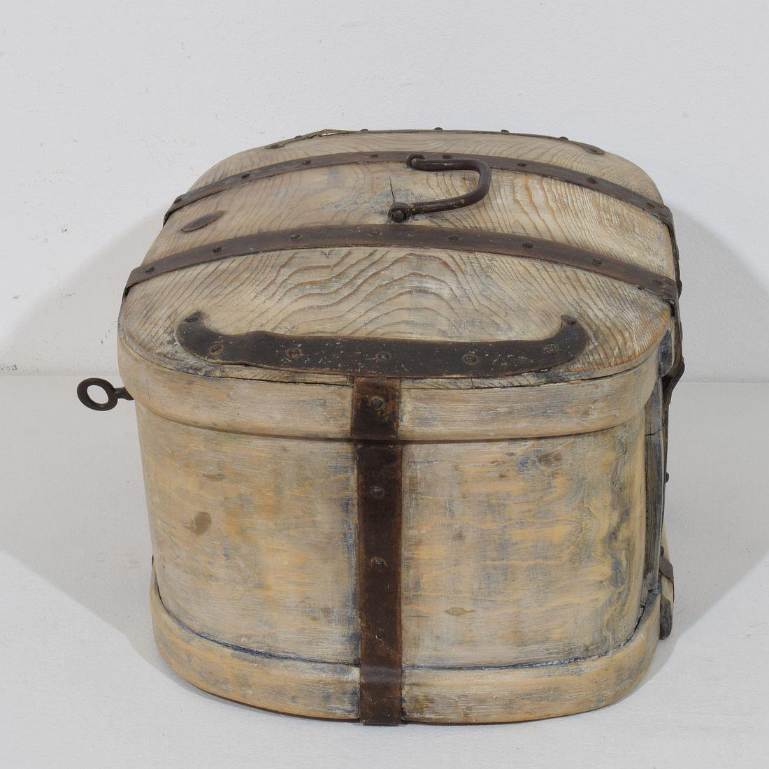Coffre de voyage en bois suédois du XIXe siècle Bon état - En vente à Buisson, FR