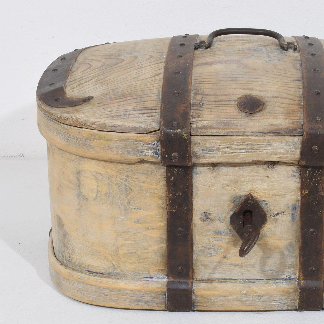 Coffre de voyage en bois suédois du XIXe siècle en vente 2