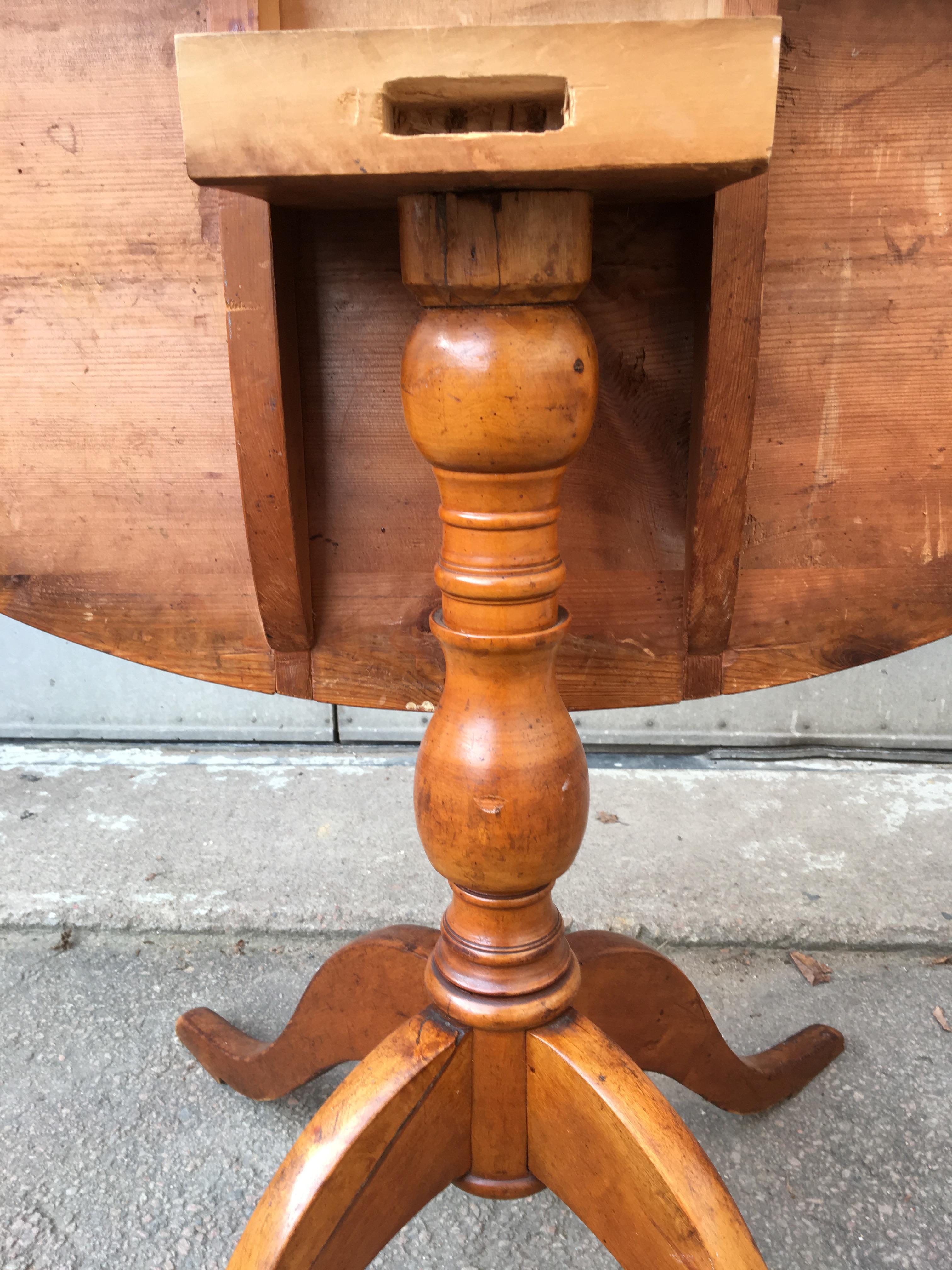 Swedish 19th Century Biedermeier Tilt-Top Table in Flame Birch Wood 10