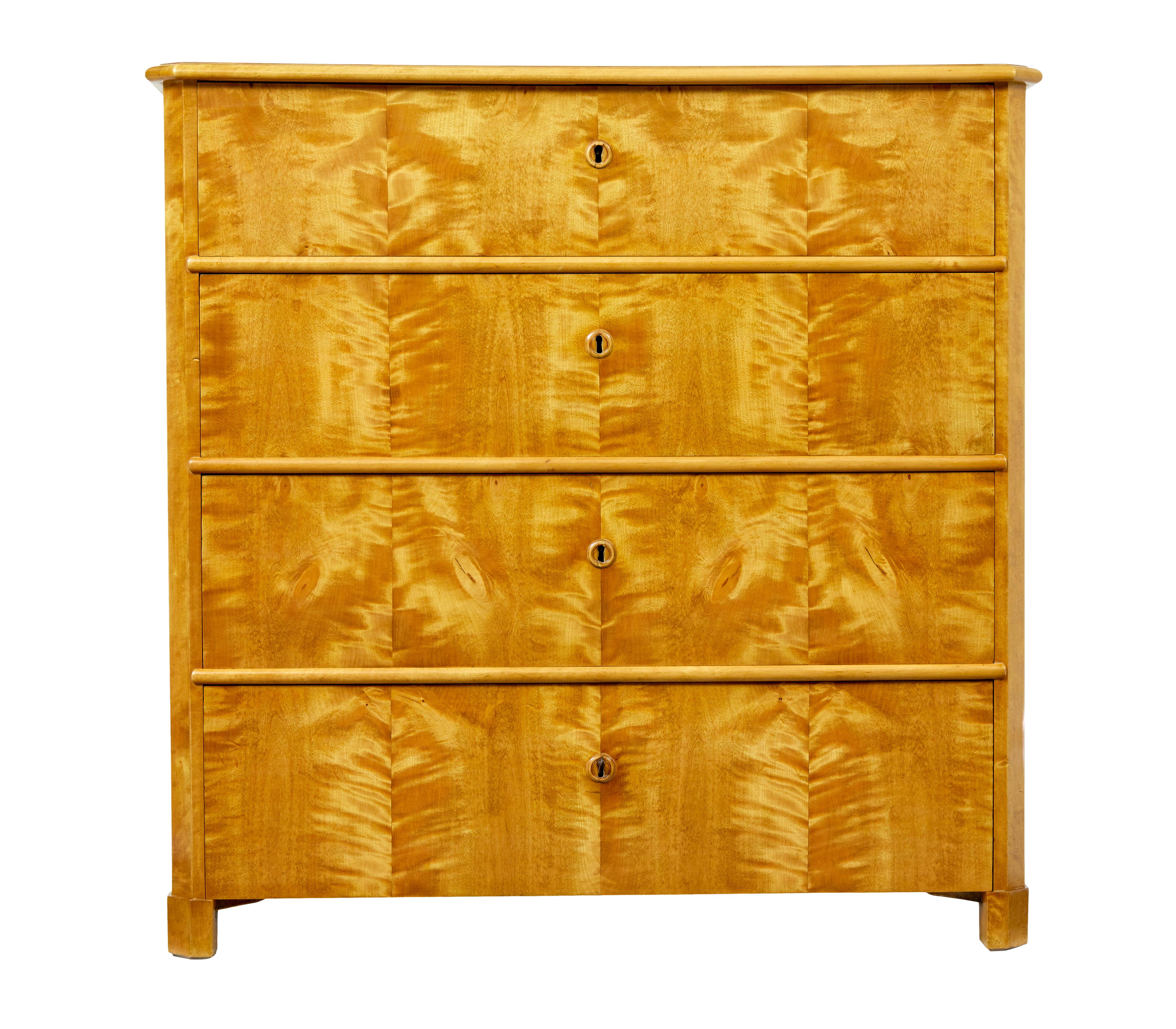 Commode suédoise en bouleau du XIXe siècle, vers 1880.

Commode scandinave simple mais élégante, plaquée en bouleau scié sur quartier pour laisser apparaître le grain saisissant.

Dessus rectangulaire avec coins avant inclinés et bord mouluré.  Elle