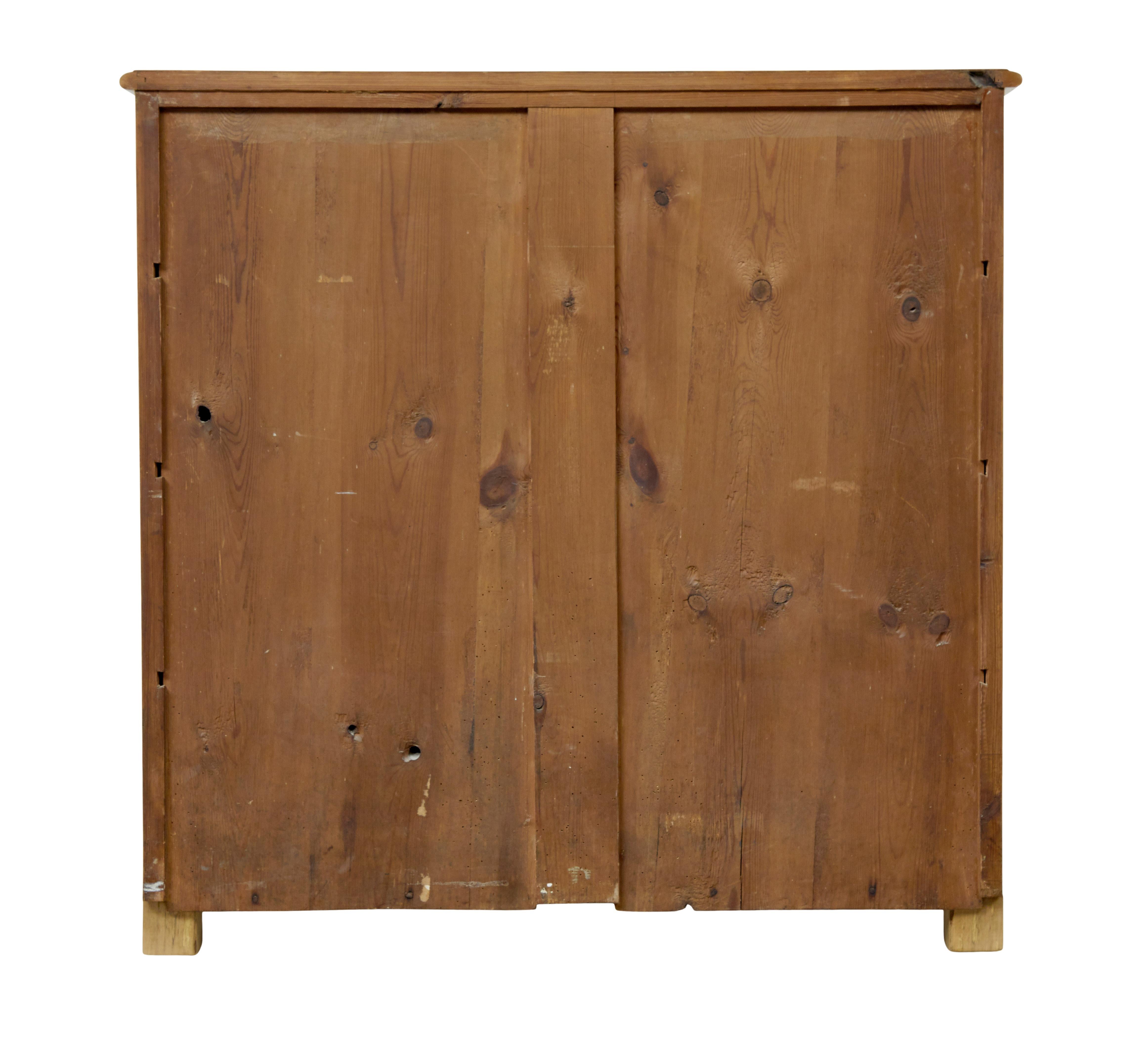 Sculpté à la main Commode suédoise en bouleau du XIXe siècle en vente