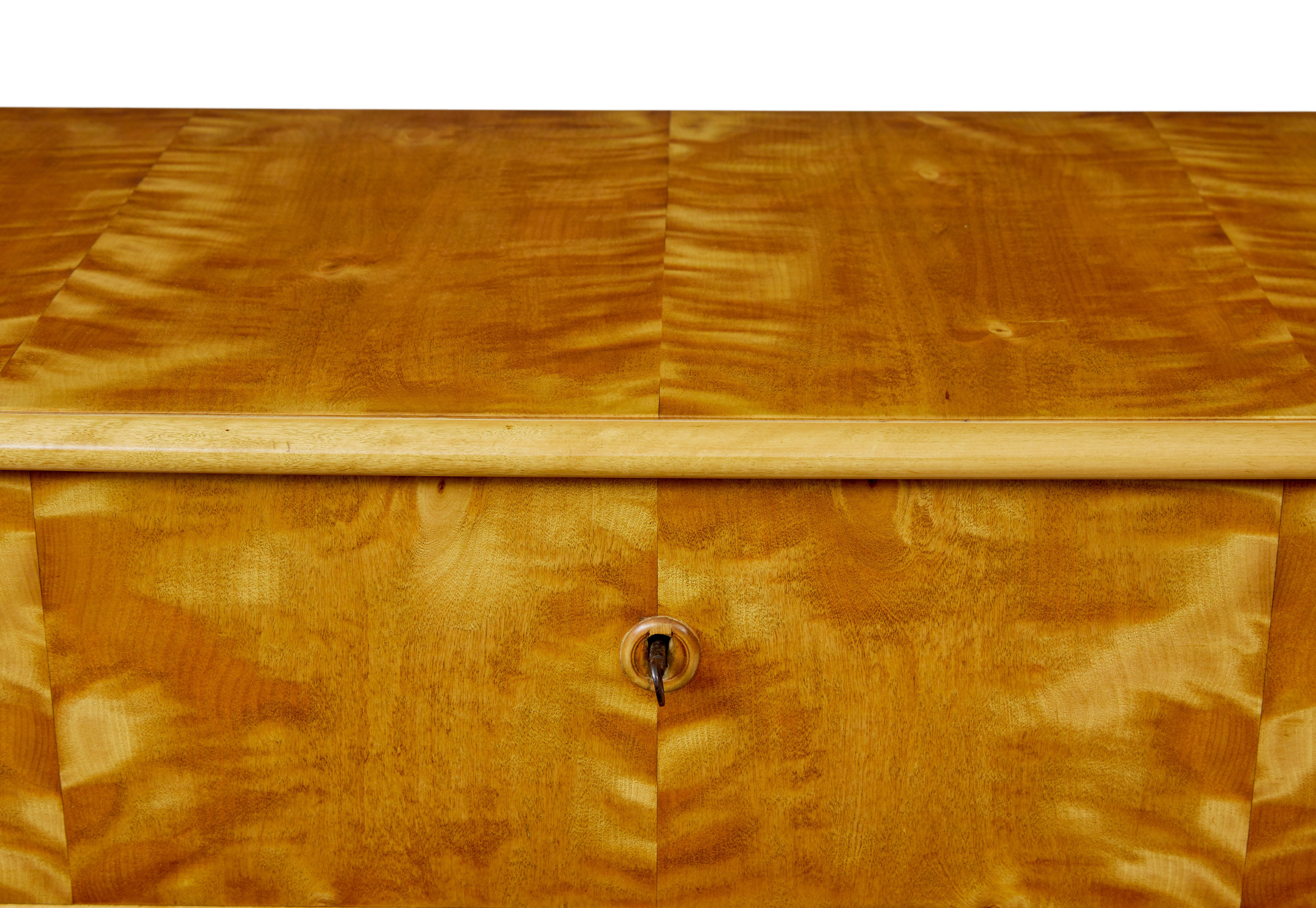 Bouleau Commode suédoise en bouleau du XIXe siècle en vente