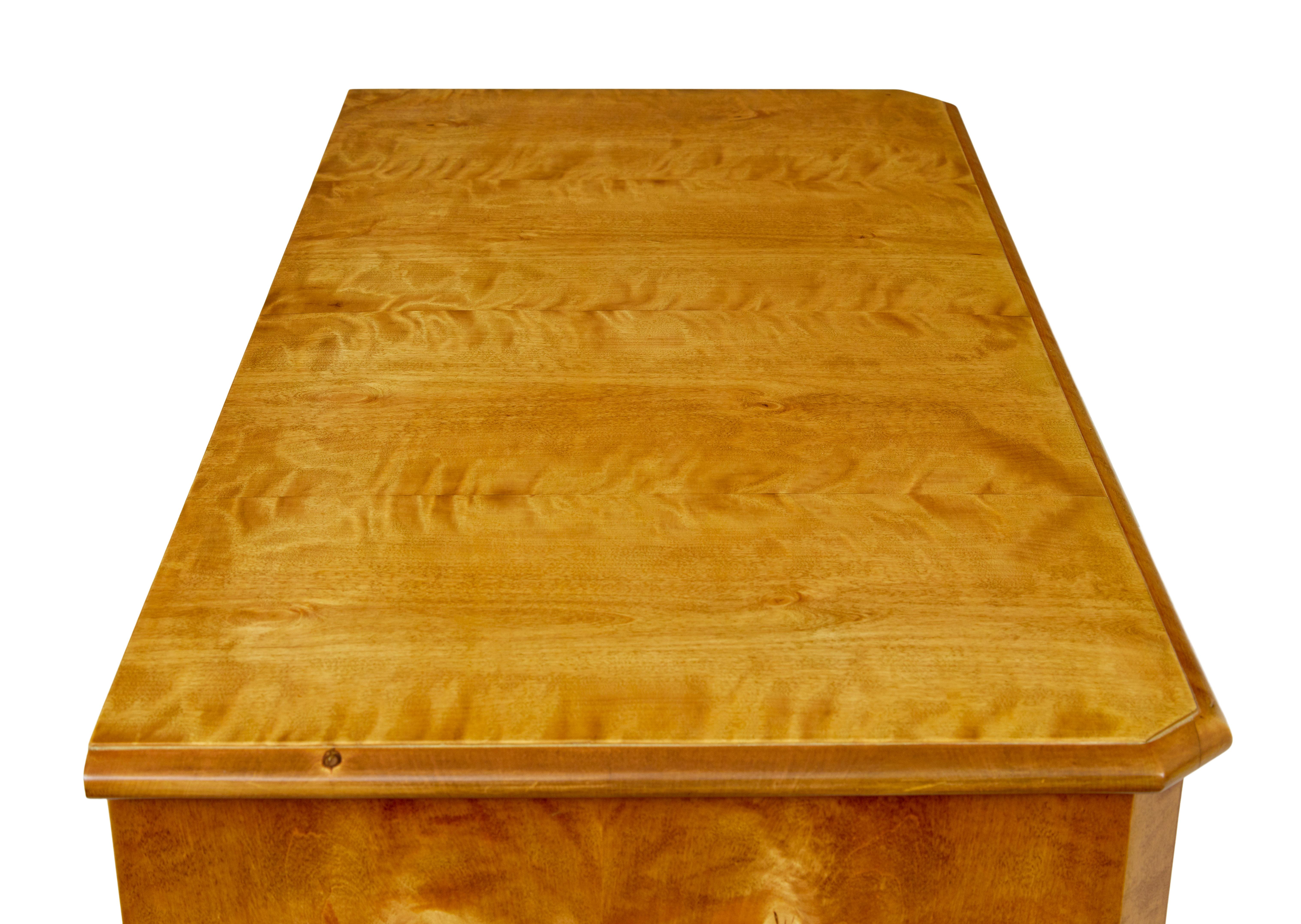 Commode suédoise en bouleau du XIXe siècle en vente 1