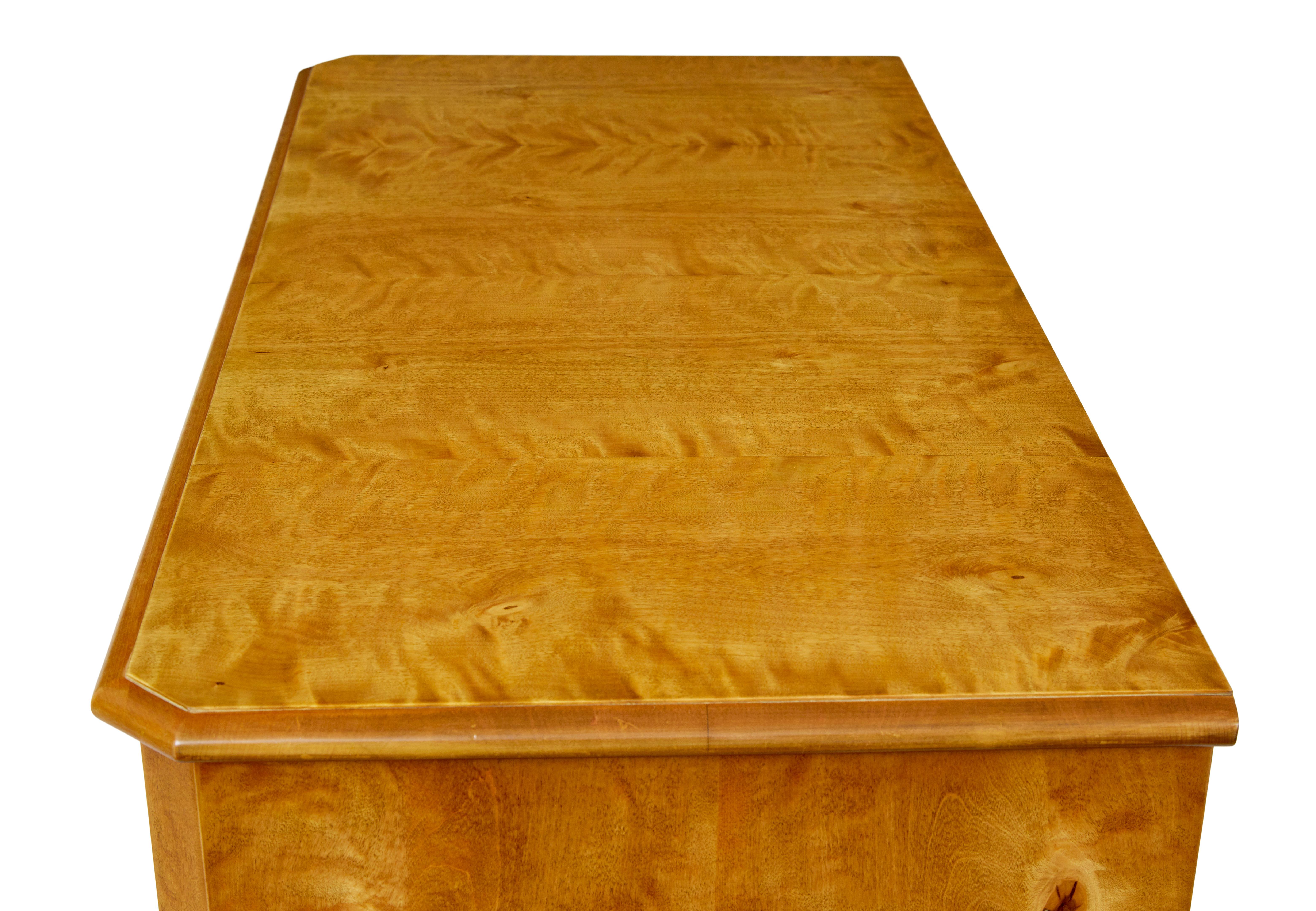 Commode suédoise en bouleau du XIXe siècle en vente 2