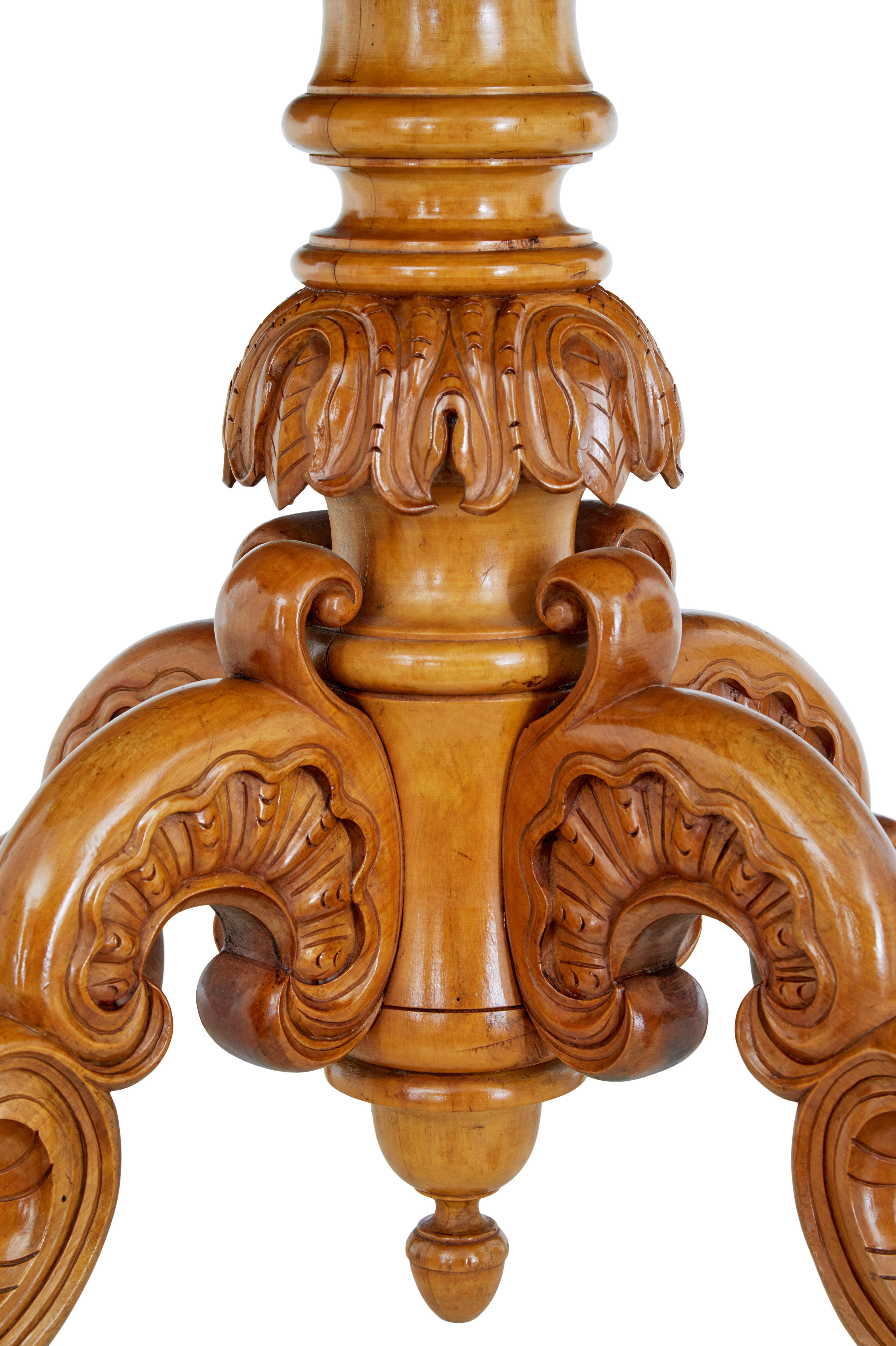 Table d'appoint ovale en bouleau suédois du XIXe siècle, vers 1880.

Plateau ovale en bois de placage avec une frise de style gothique sous le plateau.  Elle repose sur une base fortement sculptée et tournée et sur quatre pieds à enroulement.

Idéal