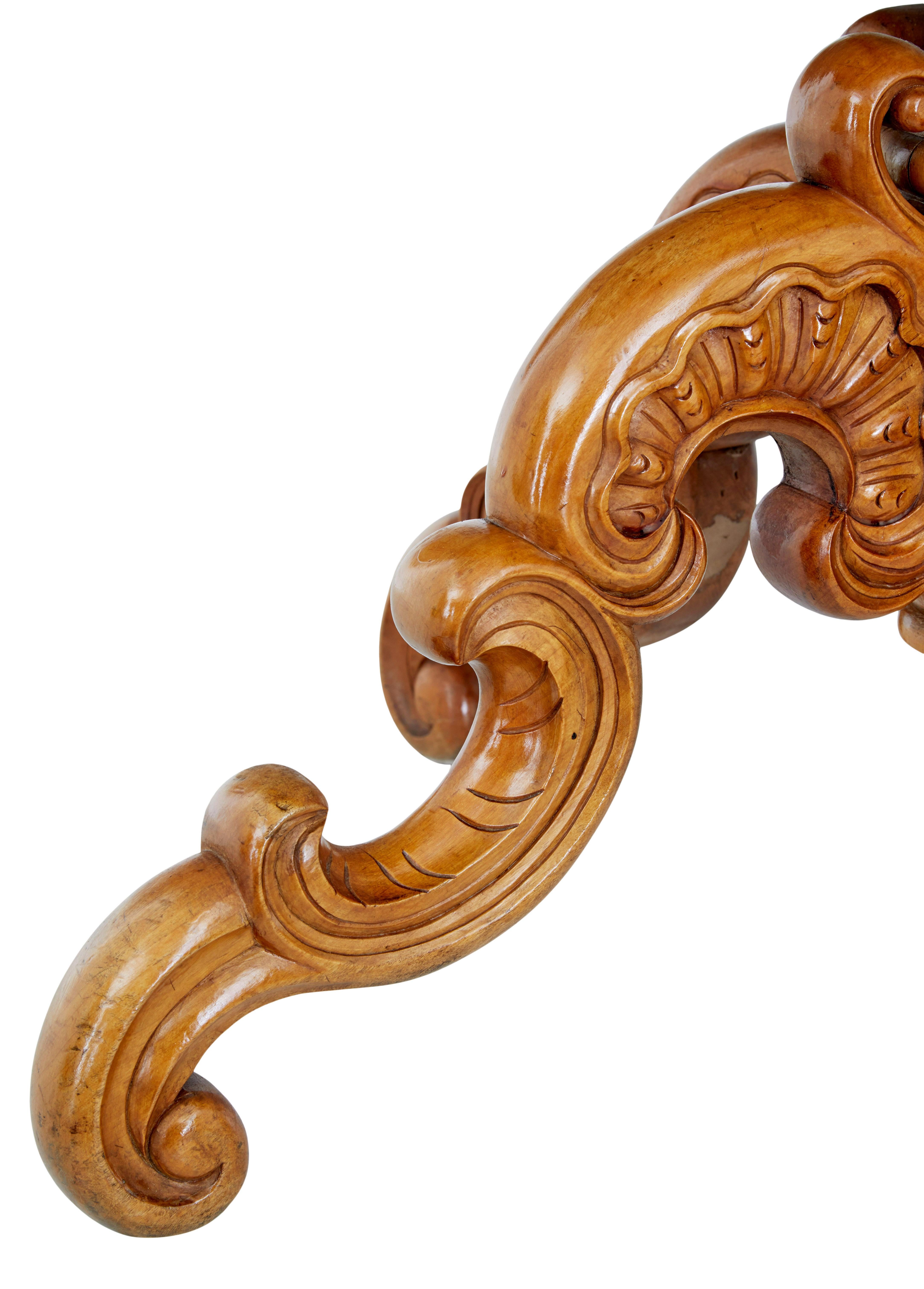 Victorien Table d'appoint ovale en bouleau suédois du XIXe siècle en vente