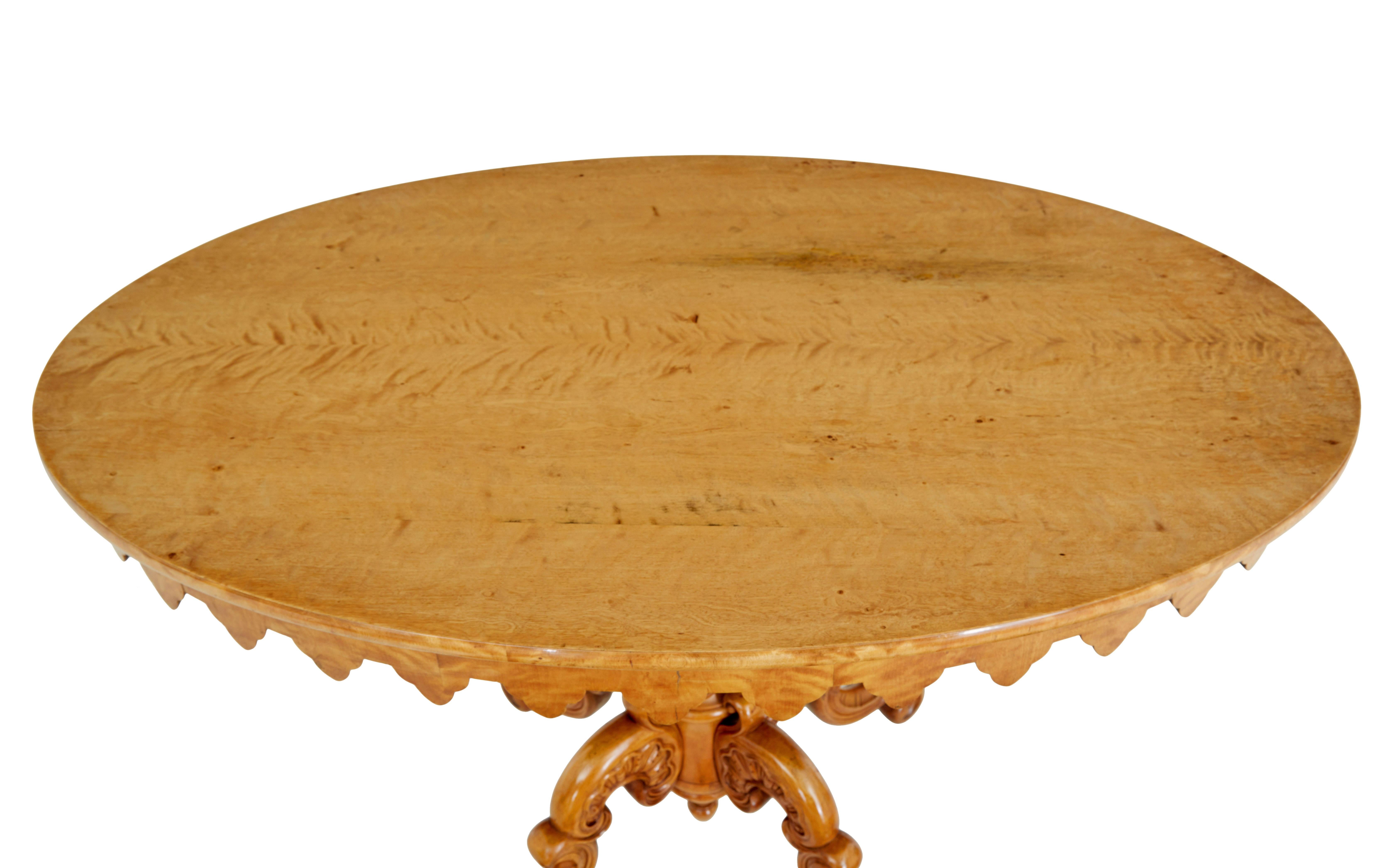 Sculpté à la main Table d'appoint ovale en bouleau suédois du XIXe siècle en vente
