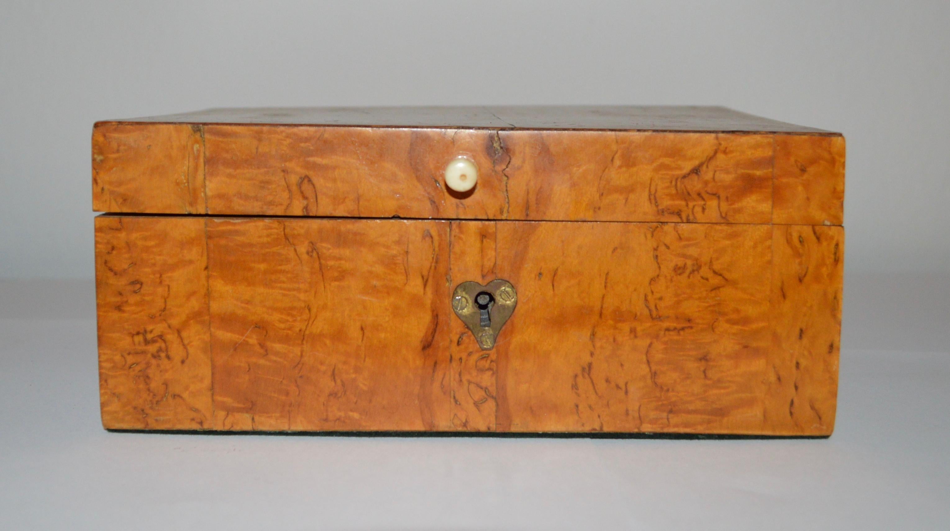 Boîte à bijoux suédoise du 19ème siècle en placage de bois de bouleau en vente 2