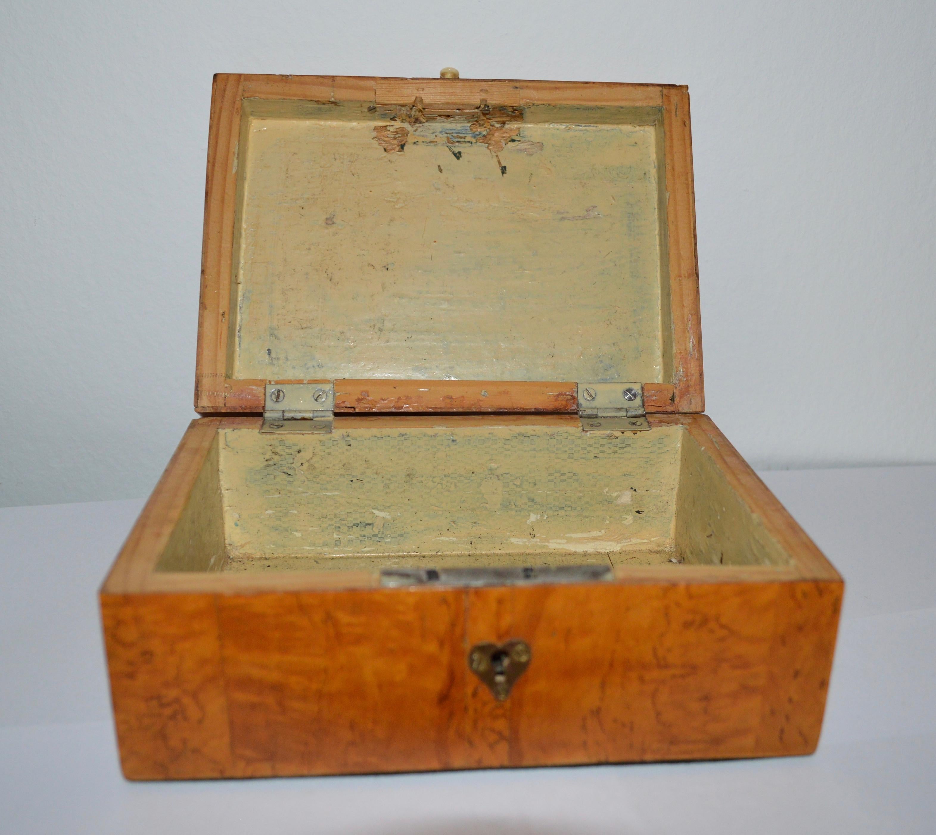 Boîte à bijoux suédoise du 19ème siècle en placage de bois de bouleau en vente 3