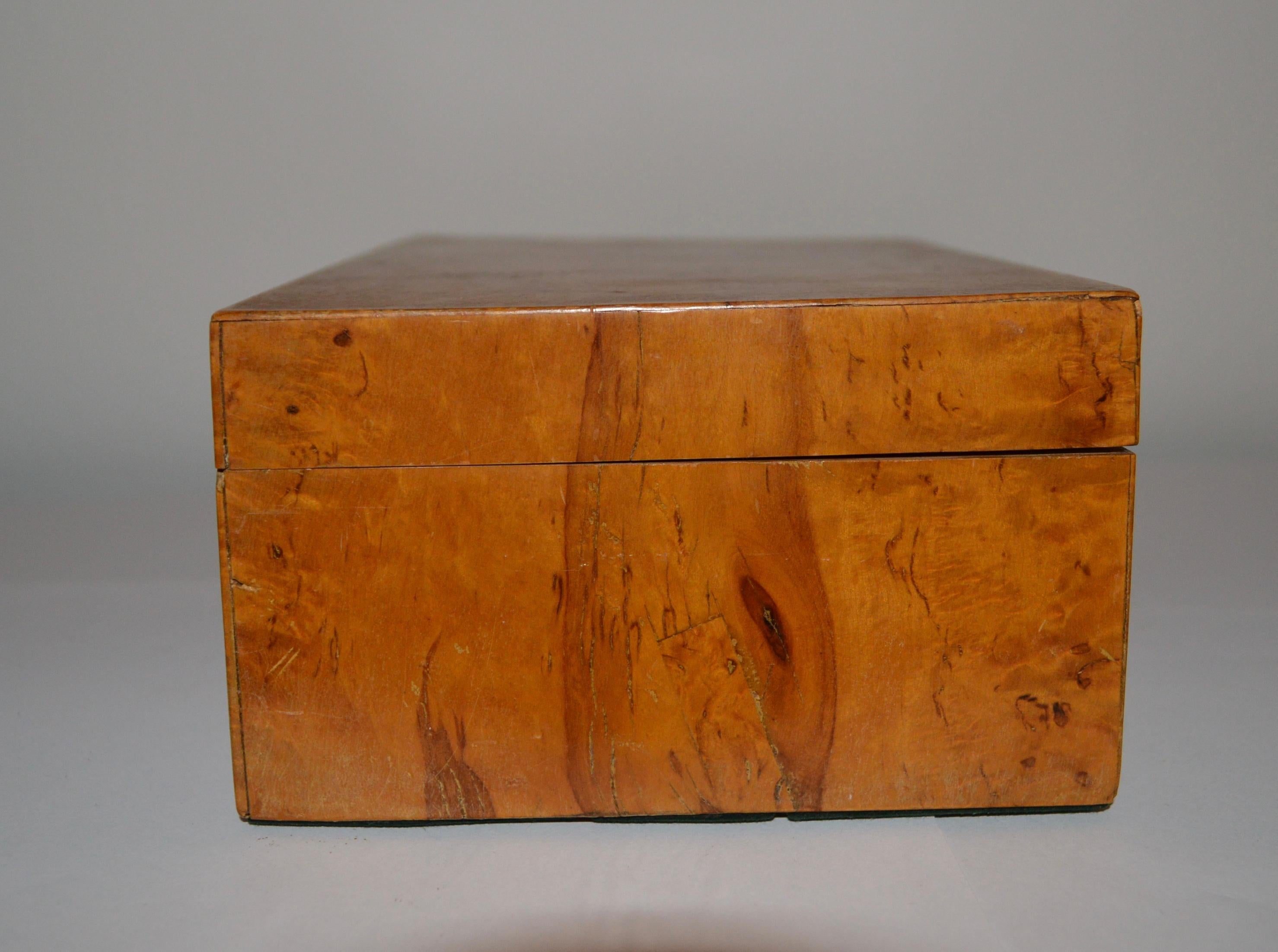 Swedish 19th Century Birchwood Veneer Jewelry Box For Sale 3