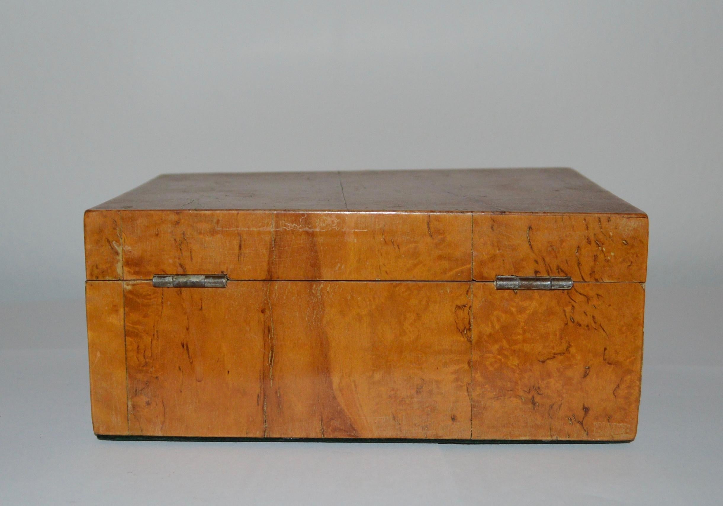 Swedish 19th Century Birchwood Veneer Jewelry Box For Sale 4