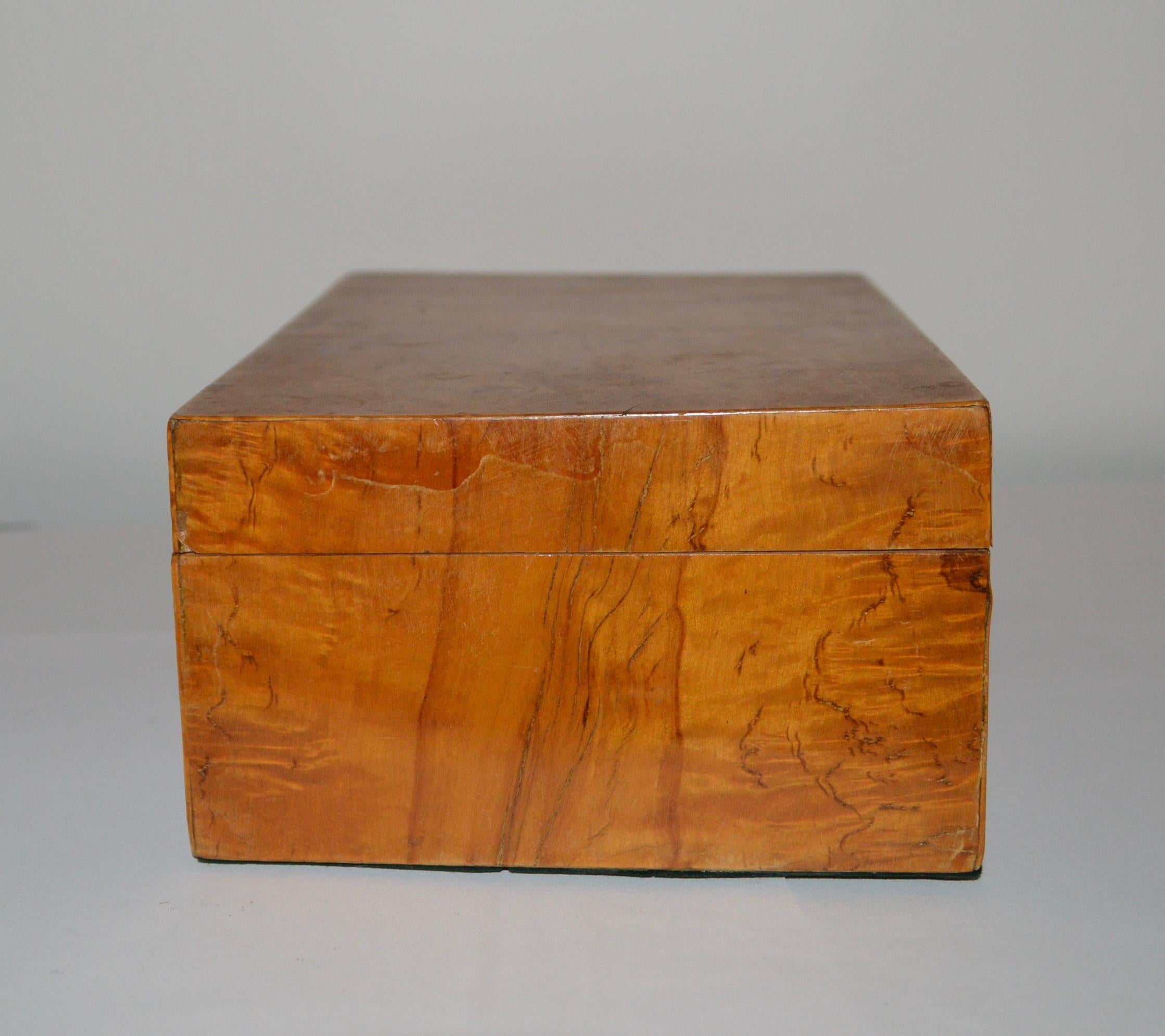 Boîte à bijoux suédoise du 19ème siècle en placage de bois de bouleau en vente 6