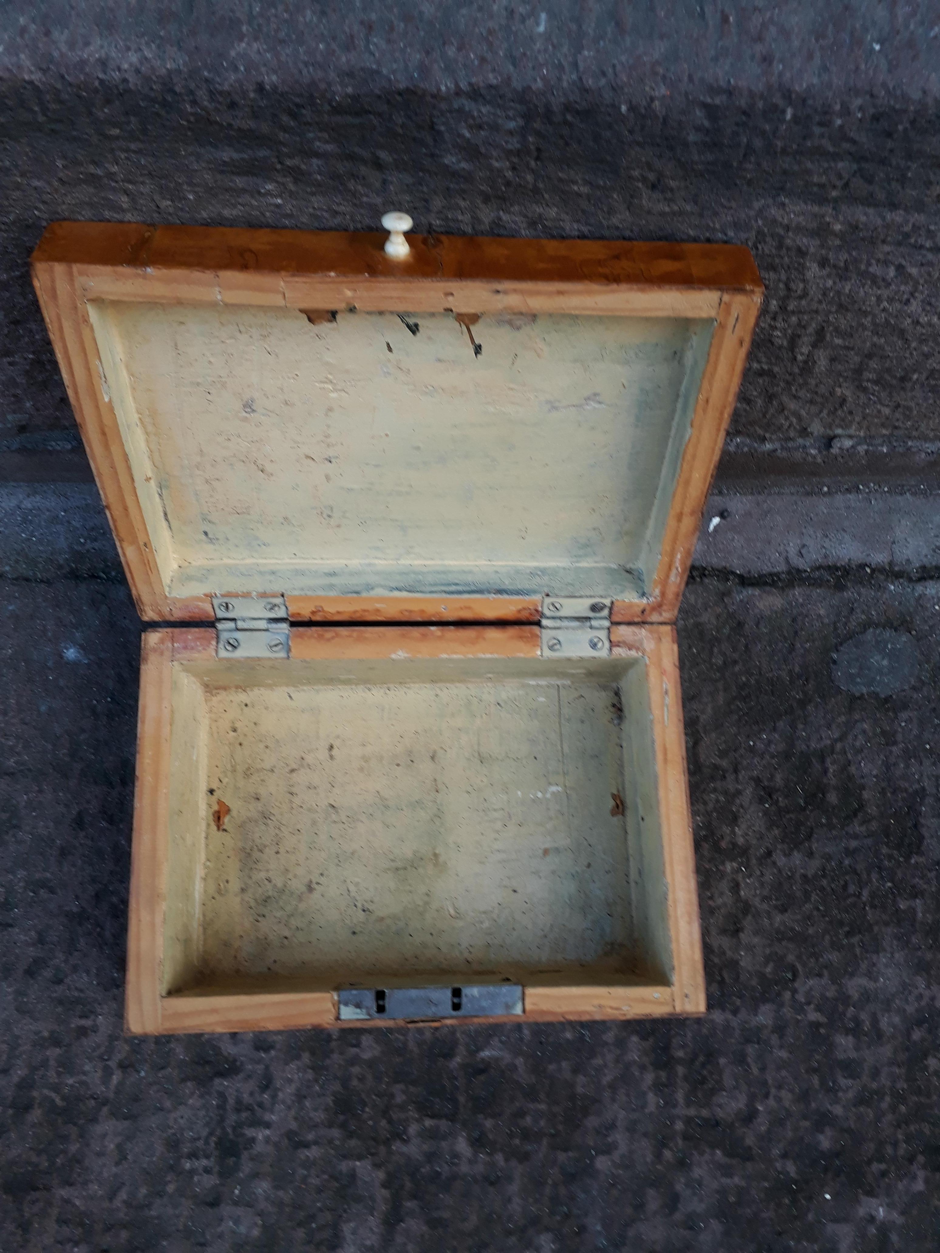 Swedish 19th Century Birchwood Veneer Jewelry Box For Sale 7