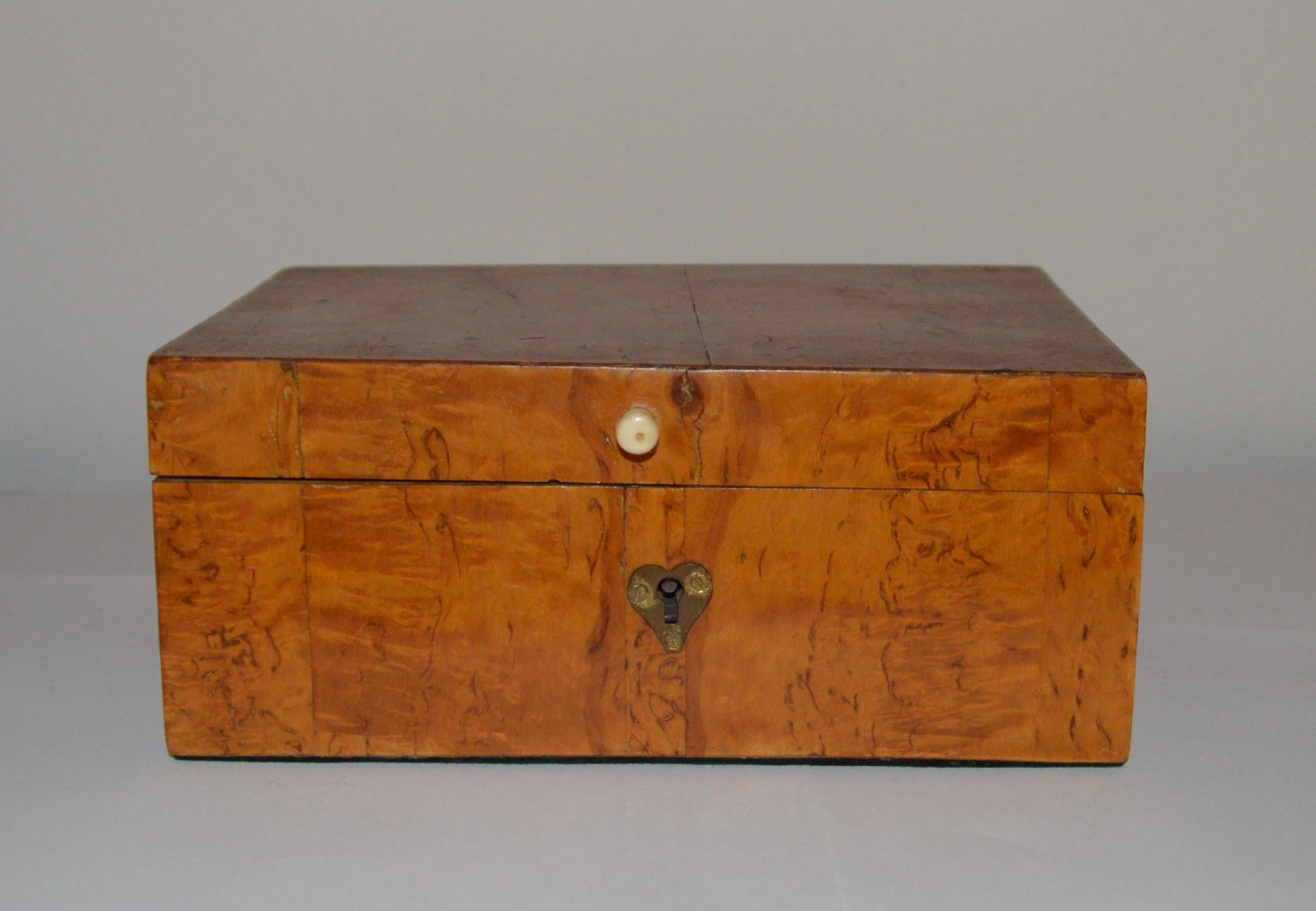 Os Boîte à bijoux suédoise du 19ème siècle en placage de bois de bouleau en vente