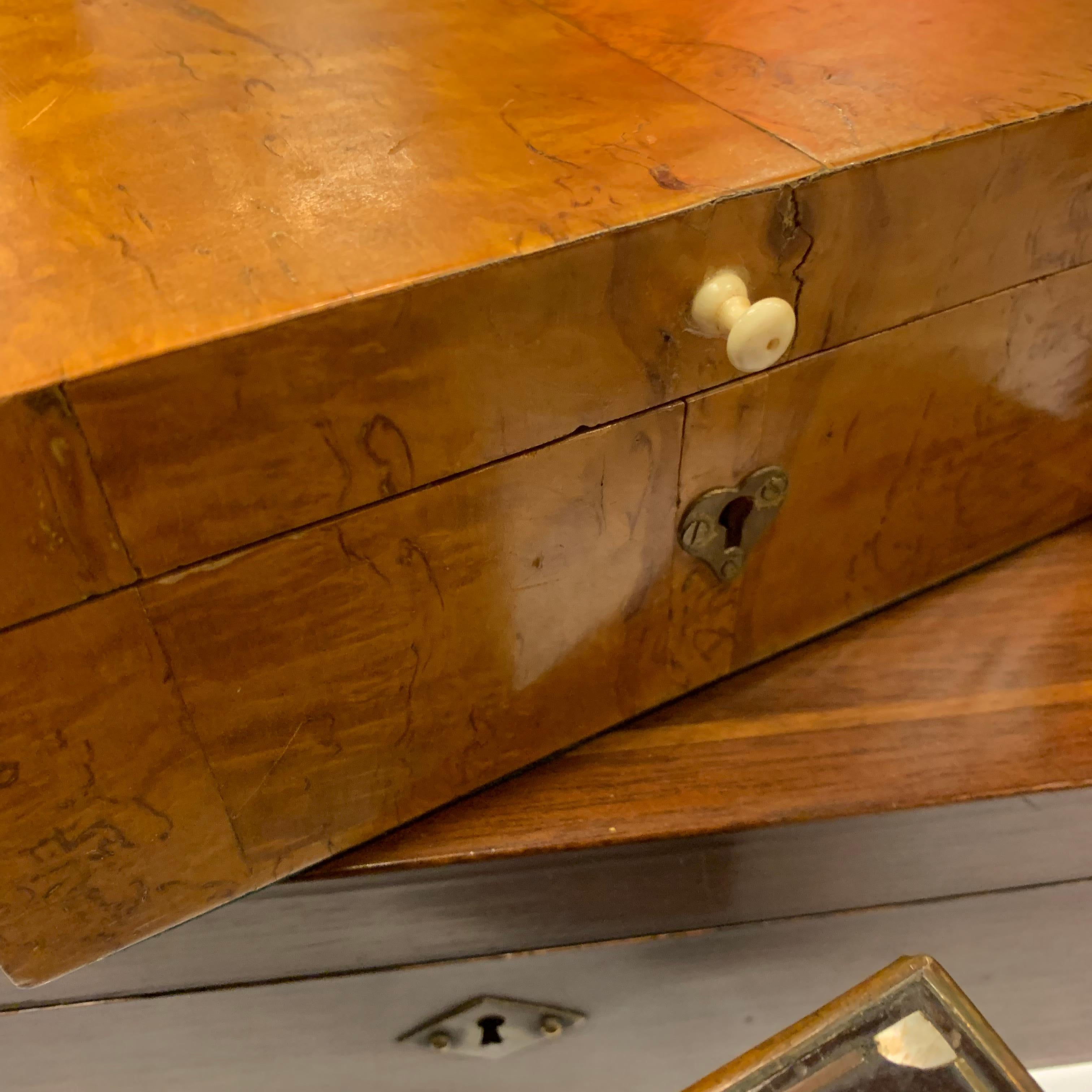 Boîte à bijoux suédoise du 19ème siècle en placage de bois de bouleau en vente 1