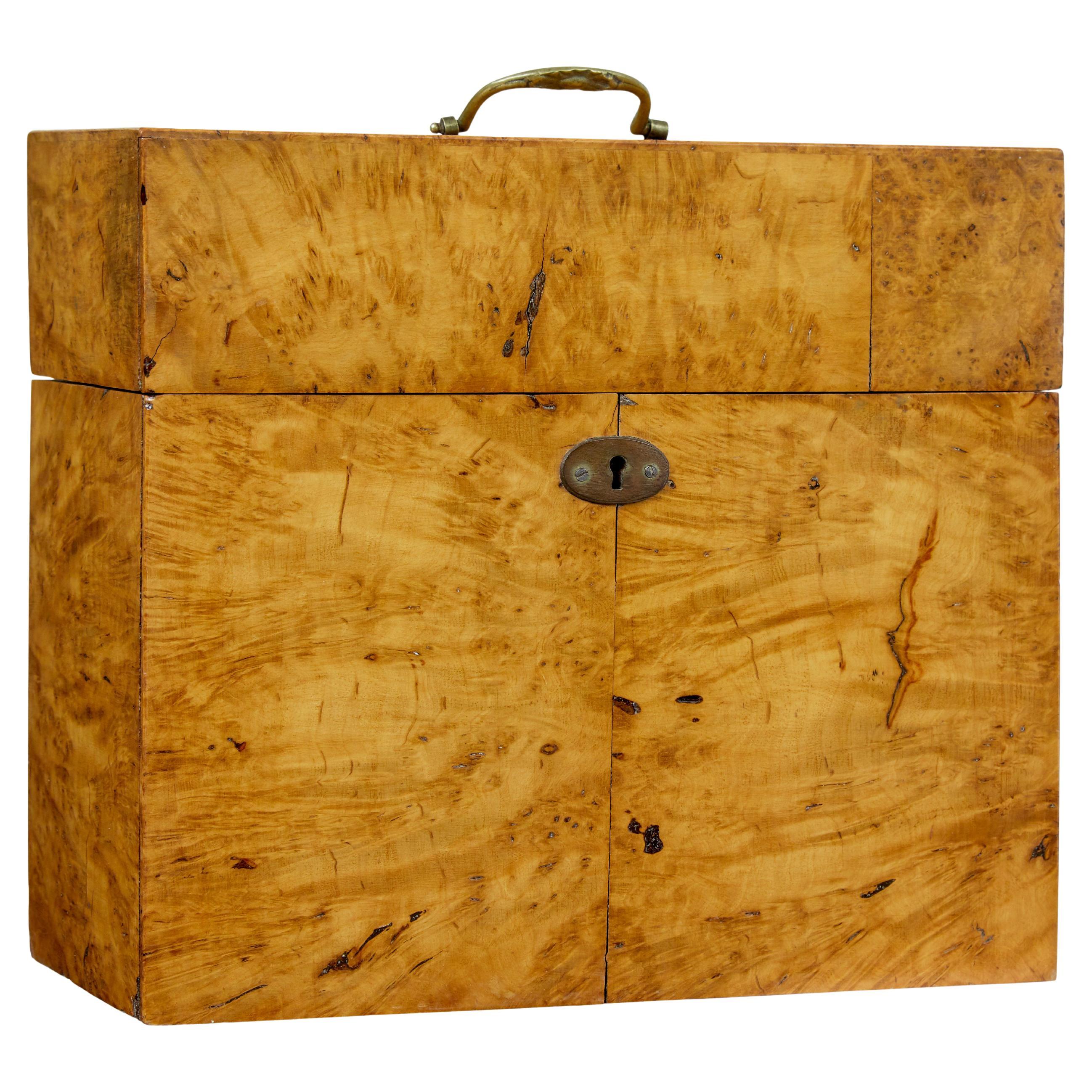 Caja de mesa sueca de abedul rebabas del siglo XIX